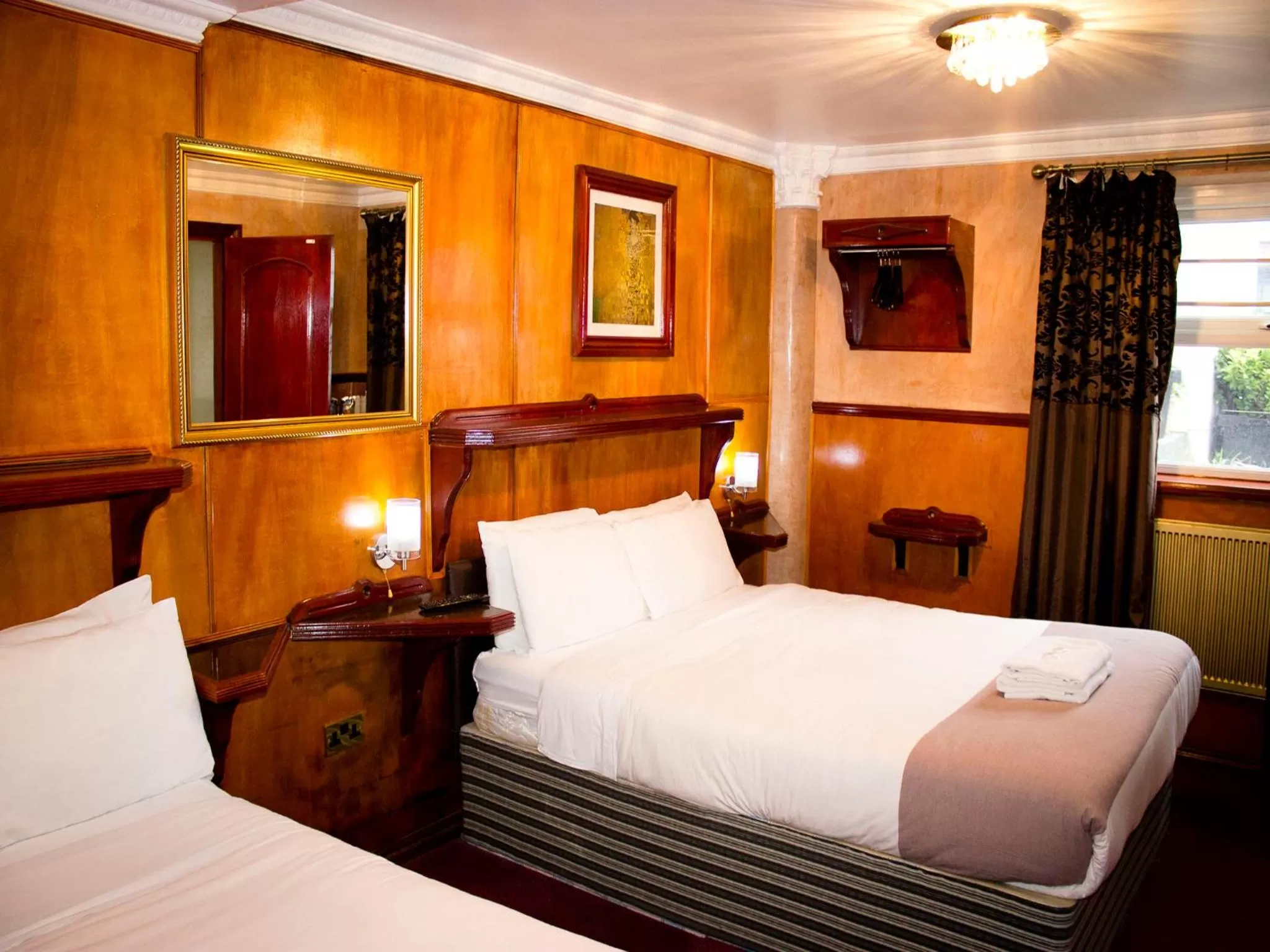 Photo of the whole room, Bed in Cricklewood Lodge Hotel