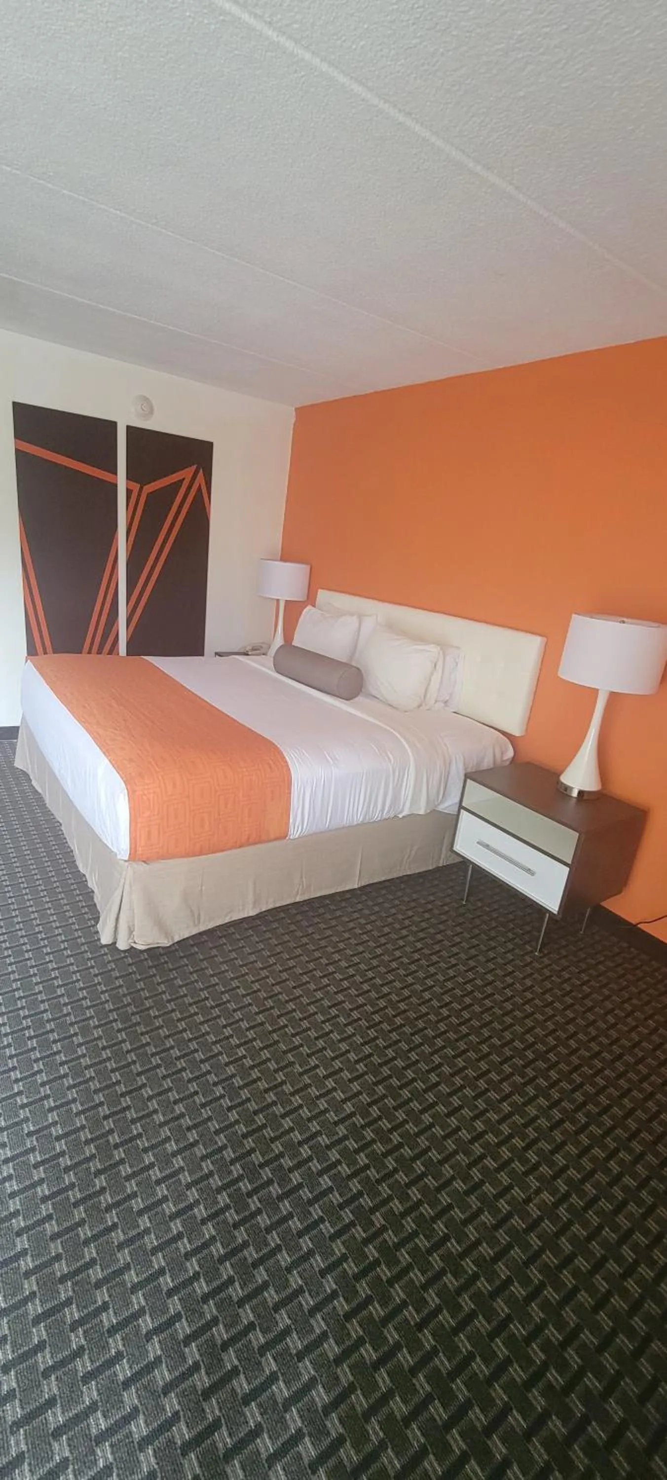 Bed in Howard Johnson by Wyndham Newburgh