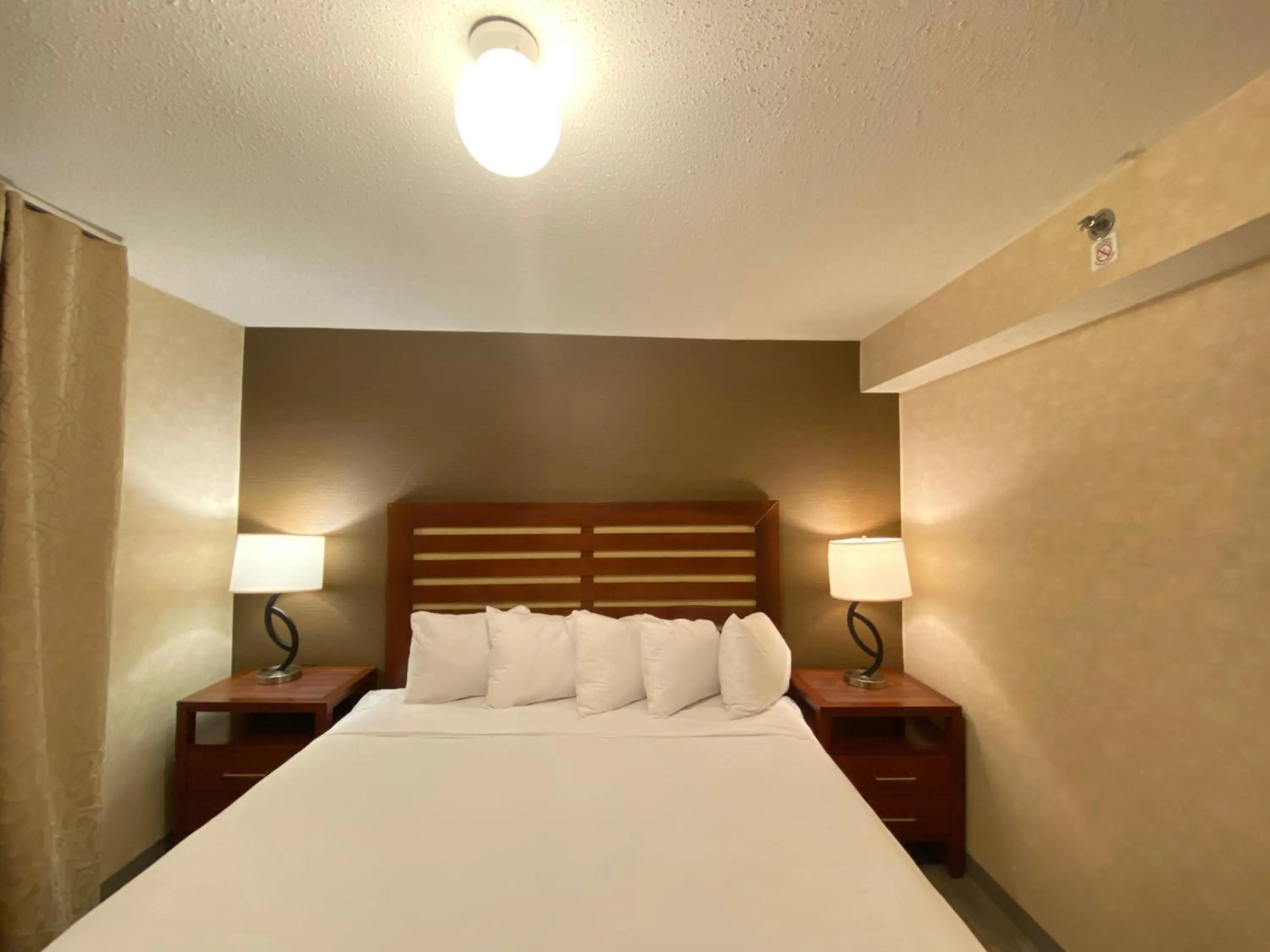 Bed in Wyndham Garden Grand Rapids Airport