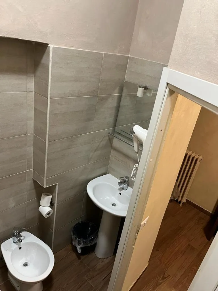 Shower in Albergo Corvetto Corso Lodi