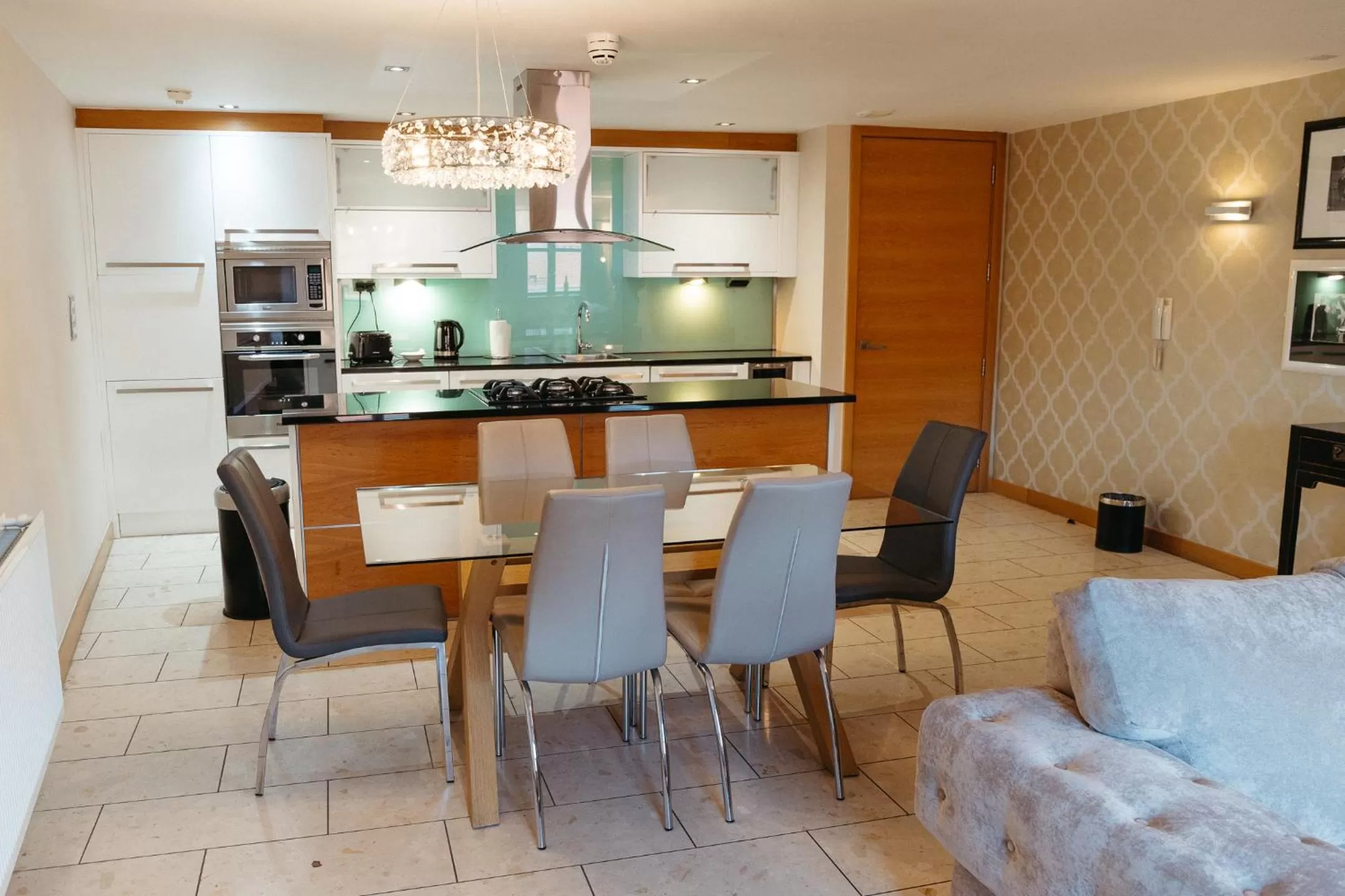 Kitchen or kitchenette in Posh Pads - Liverpool 1 - Apart-Hotel