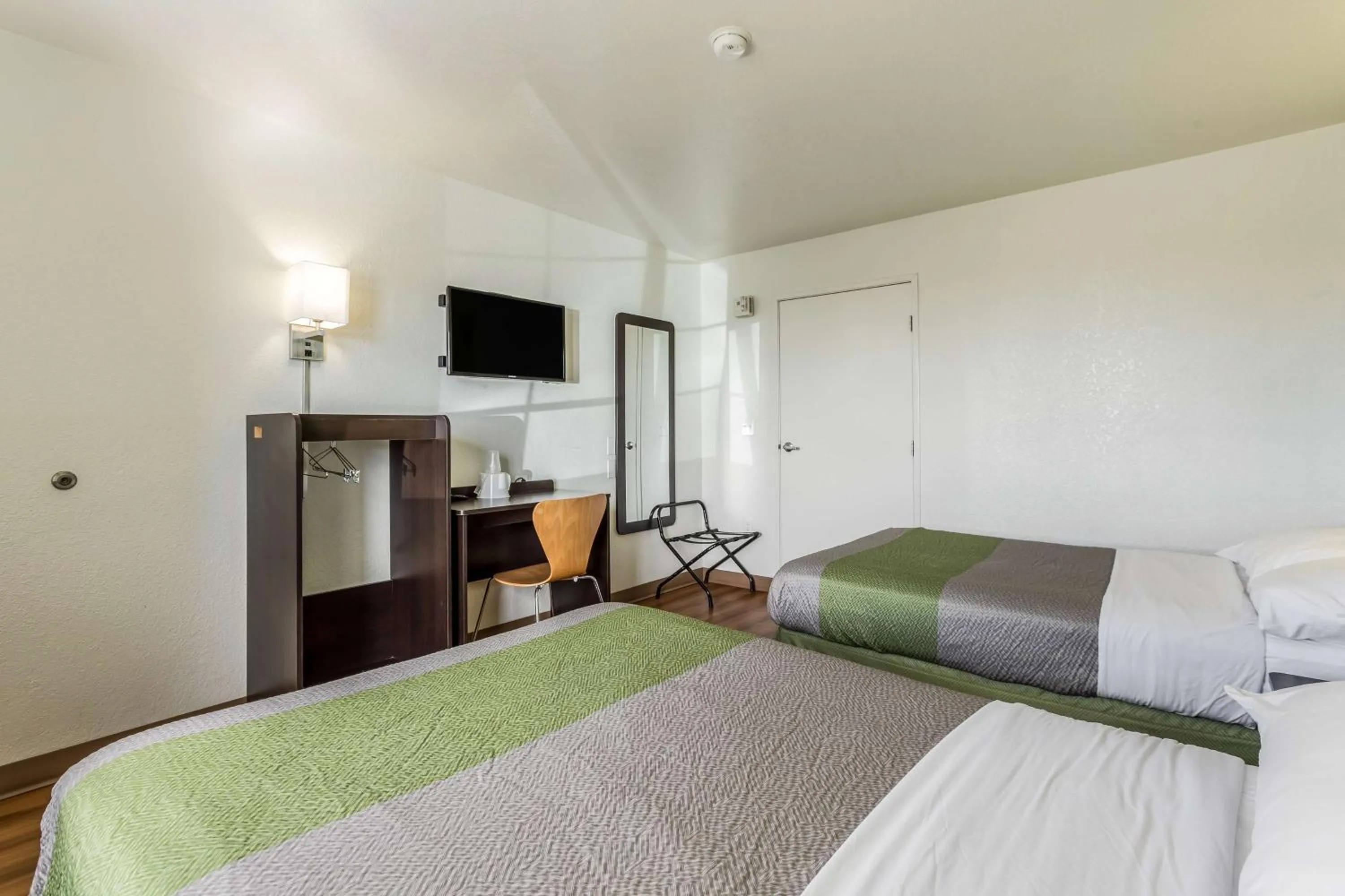 TV and multimedia, Bed in Motel 6-El Paso, TX - East