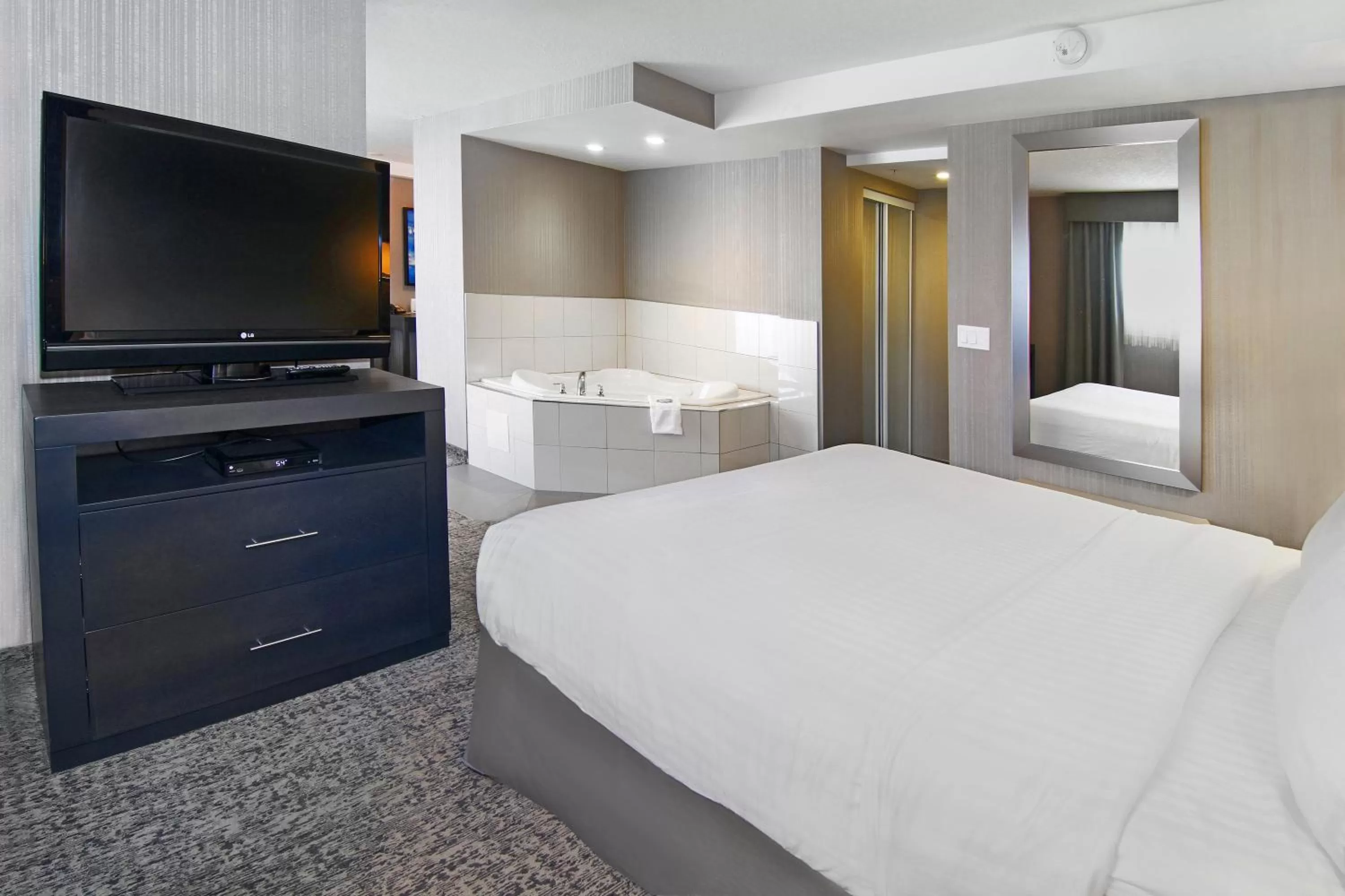 Photo of the whole room, Bed in Holiday Inn Express and Suites Calgary by IHG