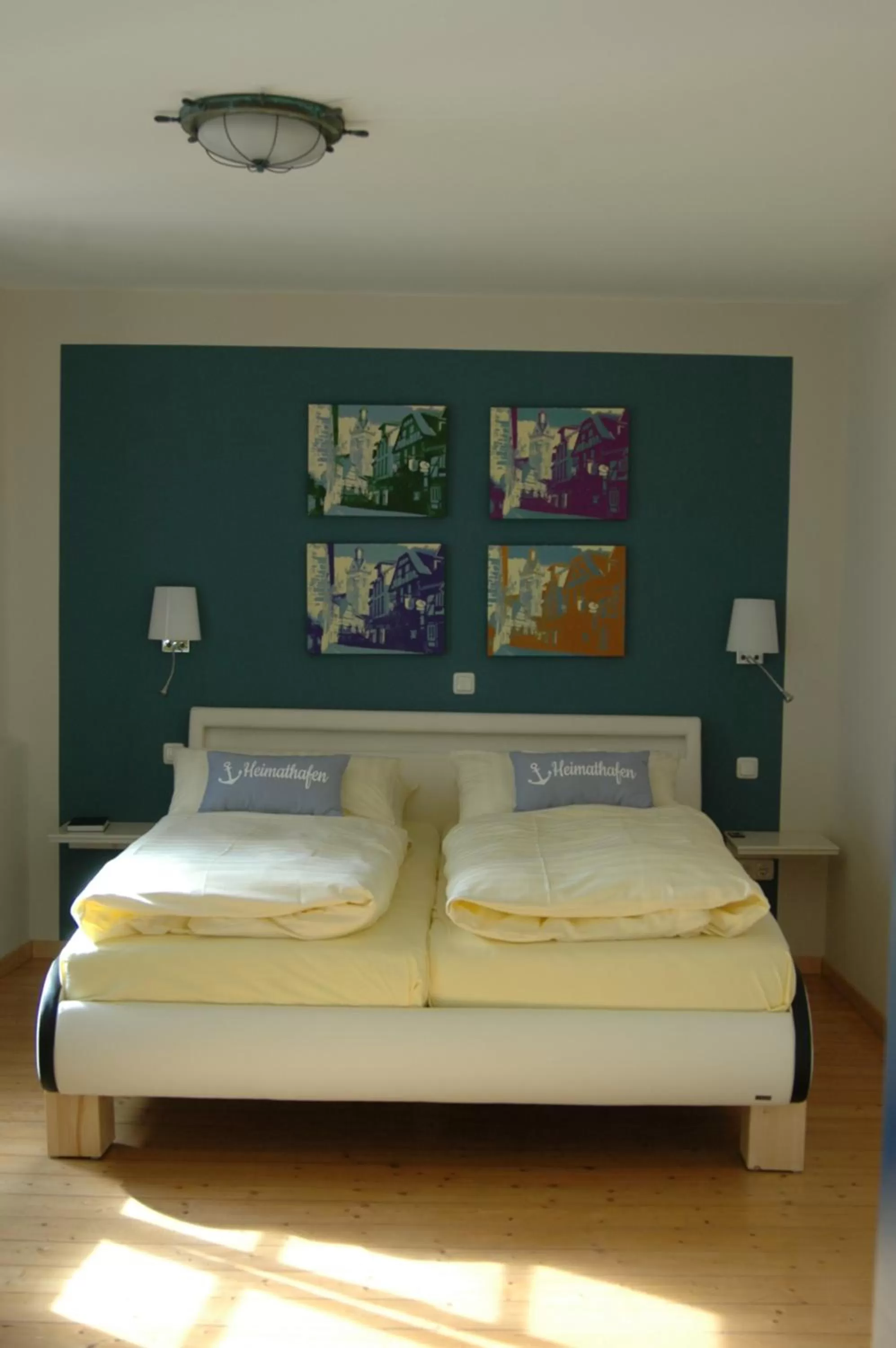 Bed in Hotel Goldflair am Rathaus