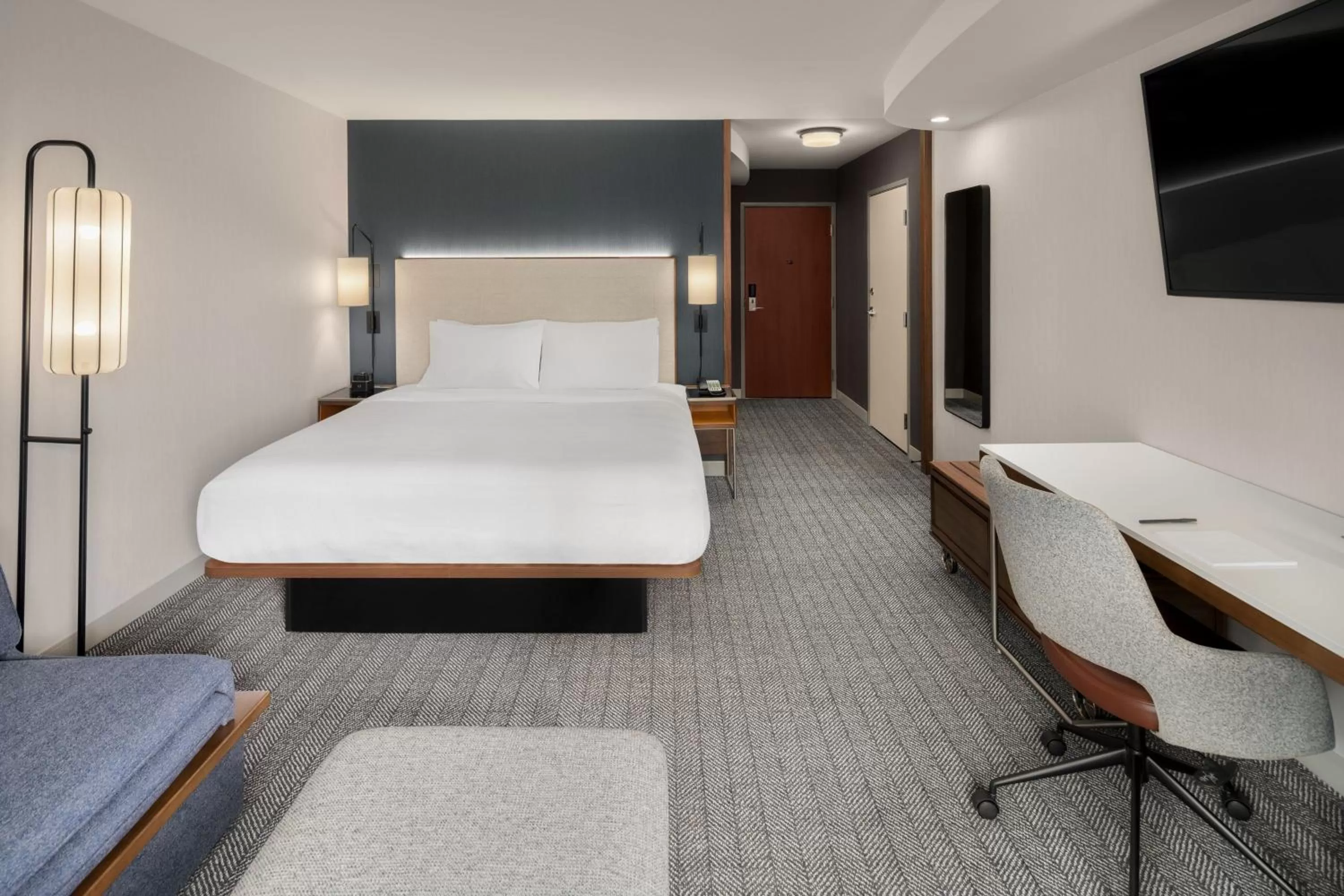 Photo of the whole room, Bed in Courtyard by Marriott Seattle Bellevue/Downtown