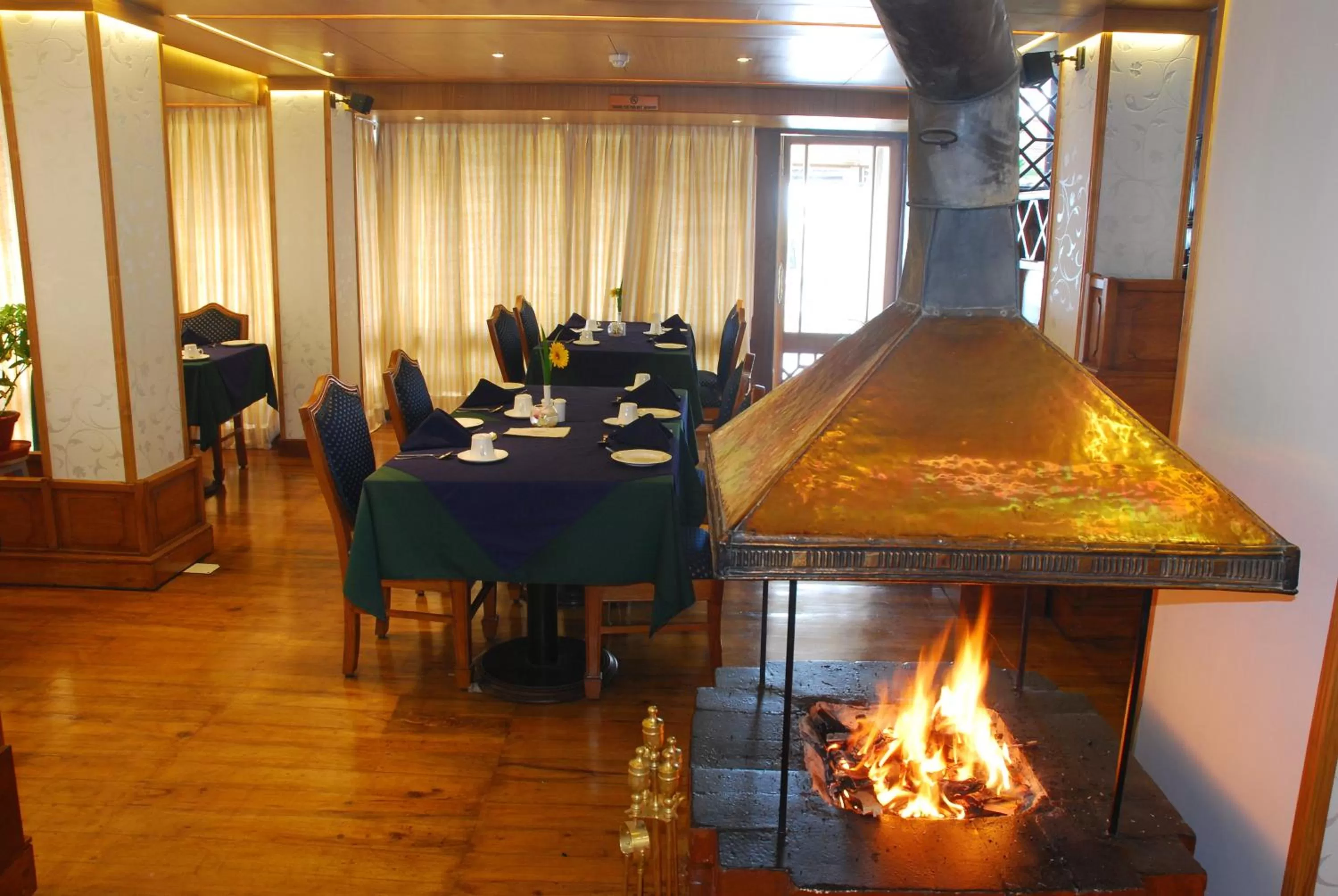 Restaurant/Places to Eat in Cedar Inn