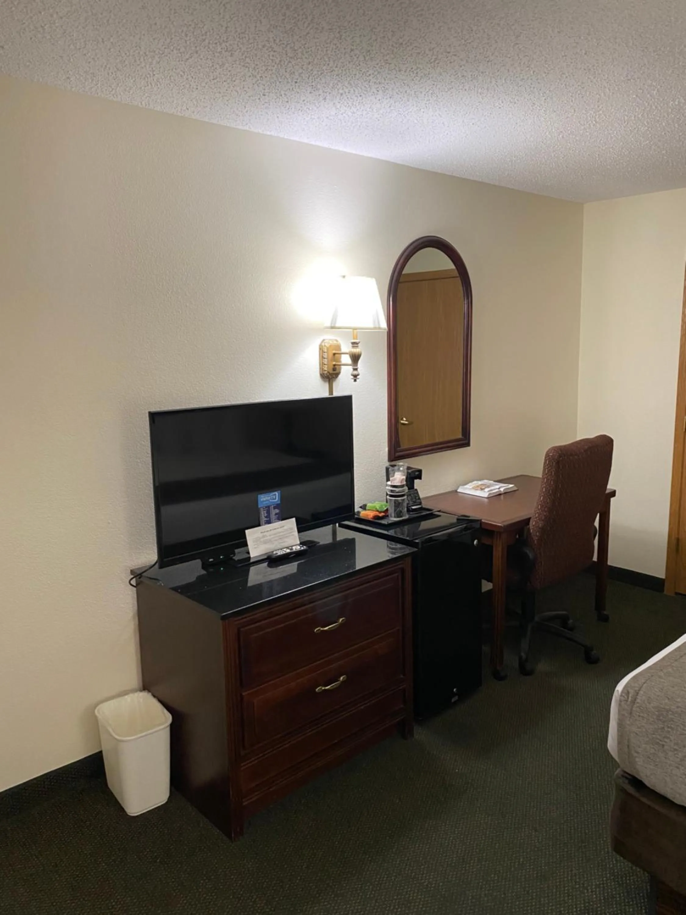 TV and multimedia, Bed in Brookwood Inn Branson