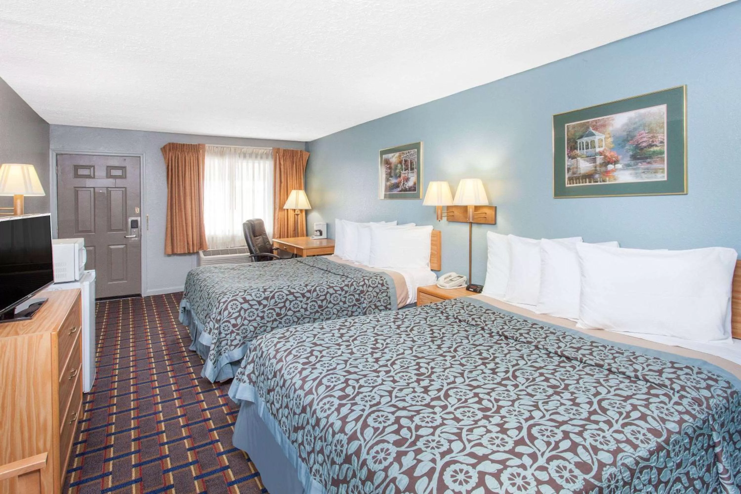 Photo of the whole room, Bed in Days Inn by Wyndham Farmer City