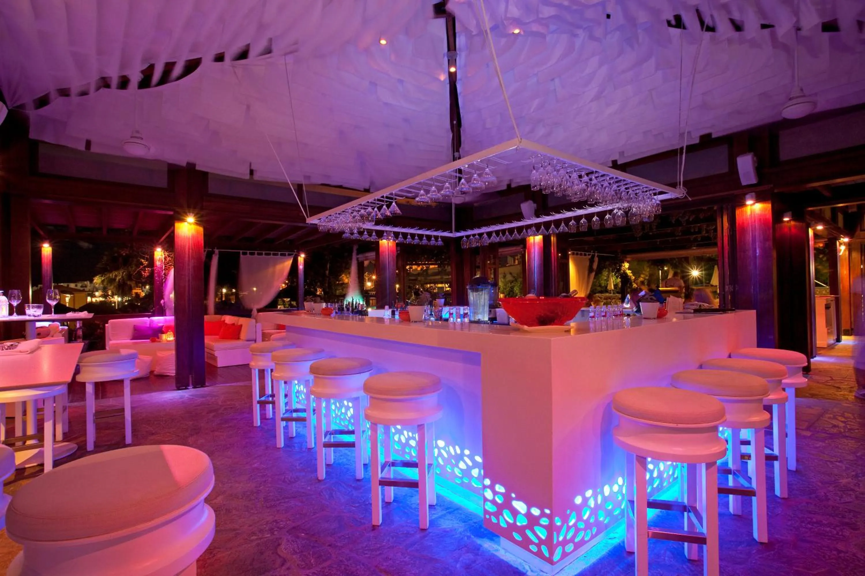 Restaurant/places to eat in Capo Bay Hotel