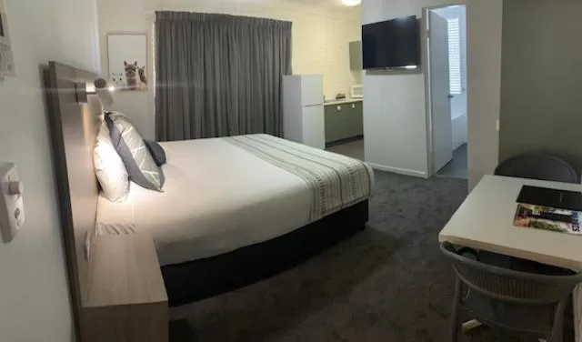 Bedroom, Bed in Hamilton Henry Parkes Motor Inn