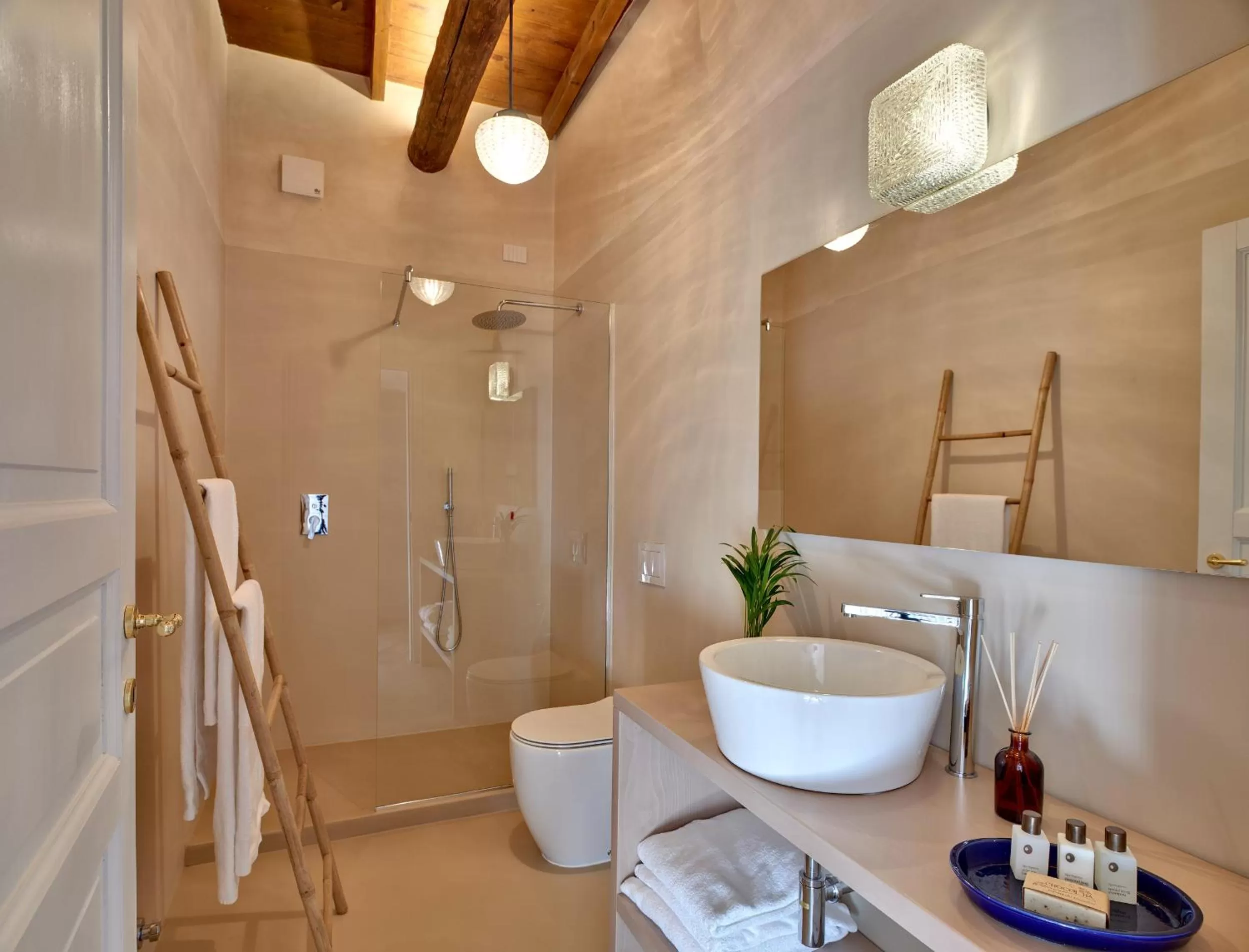 Shower in Dandelion Como Suites & Park