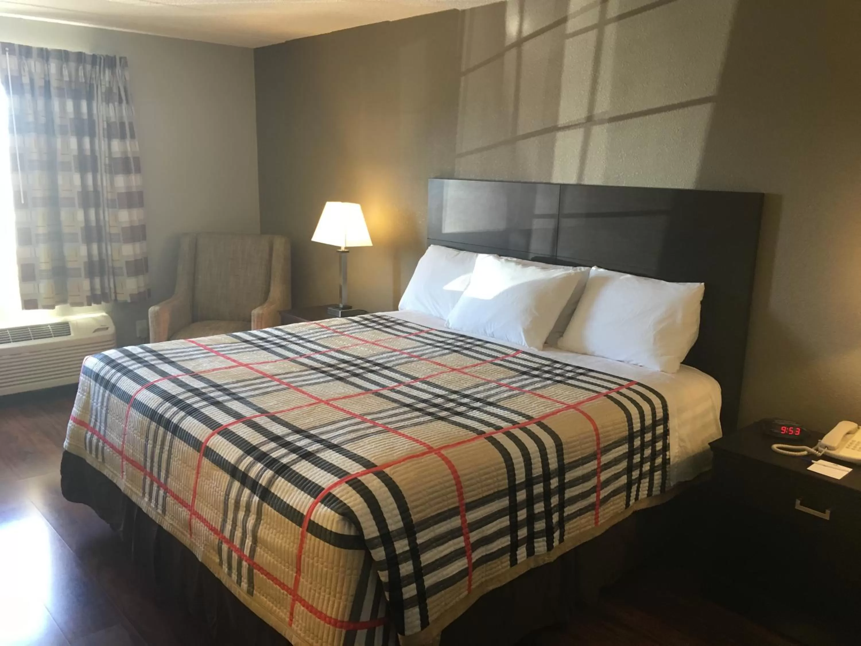 Bedroom, Bed in FairBridge Inn Express Monroe City