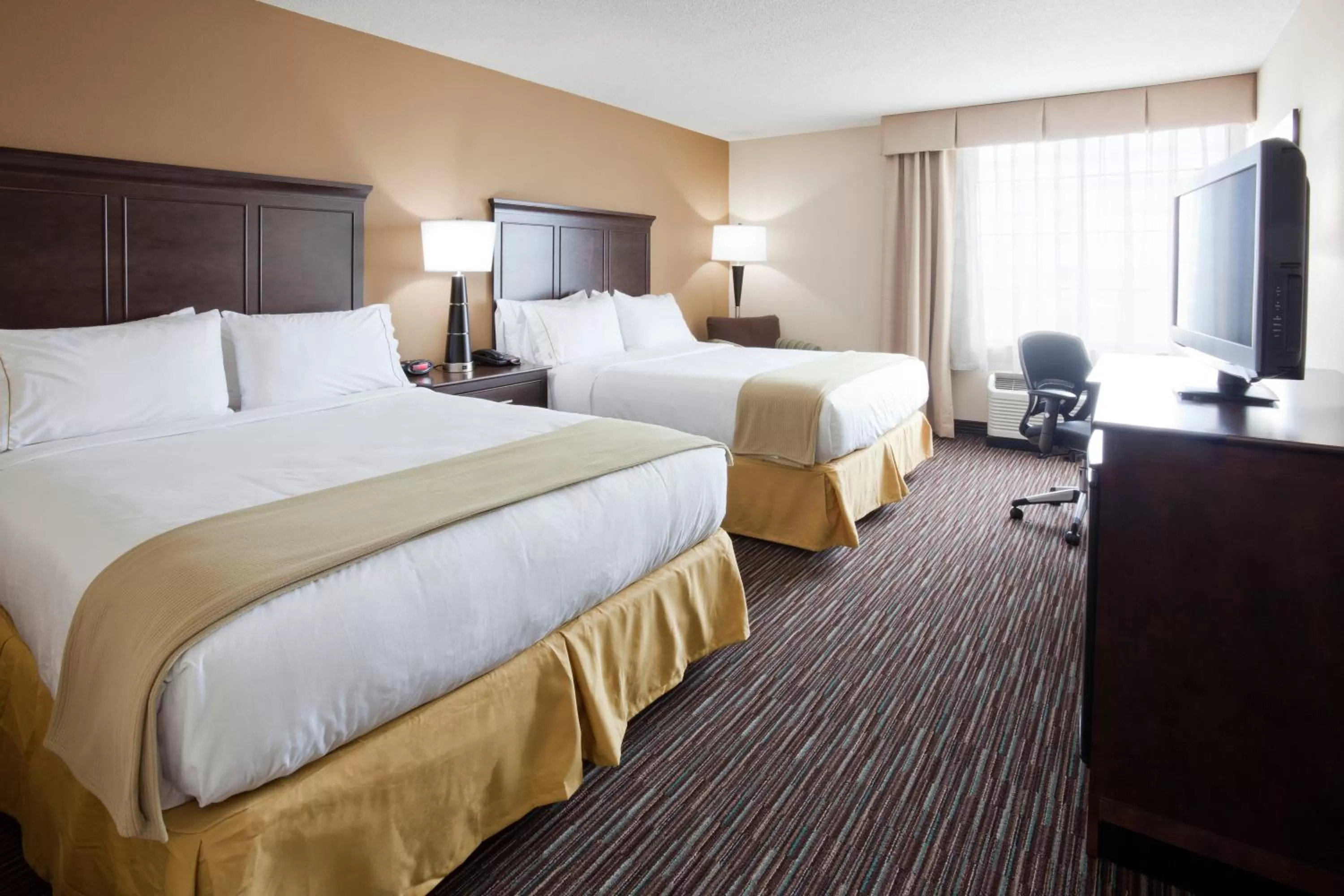 Photo of the whole room, Bed in Holiday Inn Express & Suites Willmar by IHG