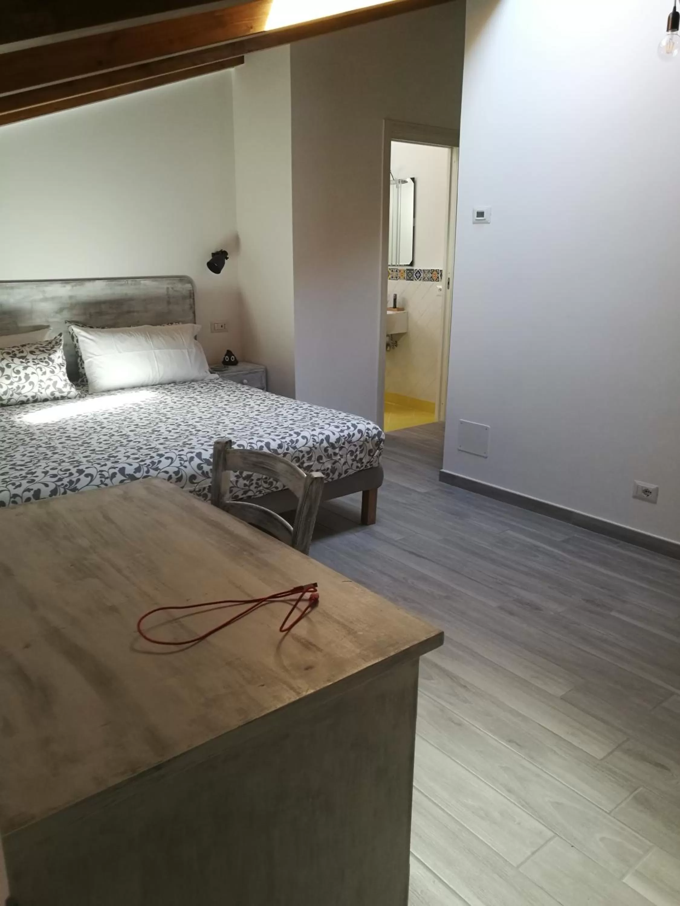 Photo of the whole room, Bed in Songbird