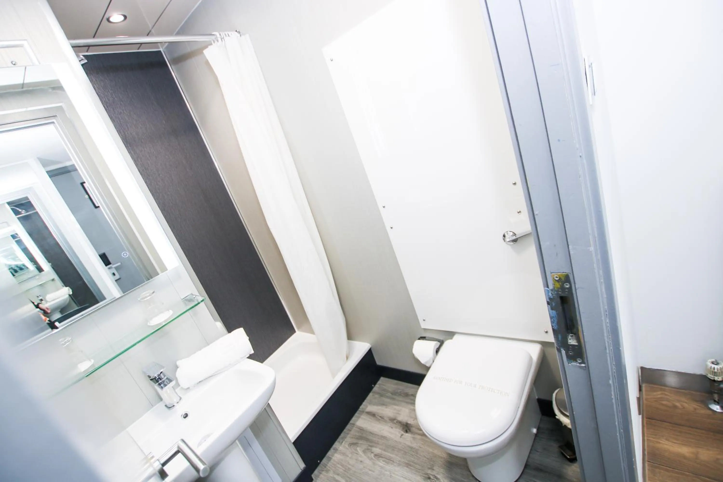 Bathroom in Brunswick Merchant City Hotel