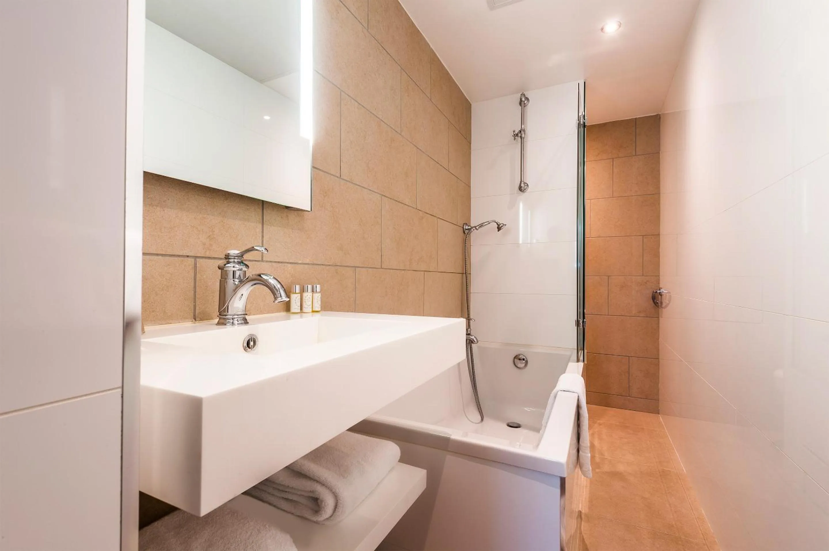 Shower in Best Western Saint-Louis - Grand Paris - Vincennes