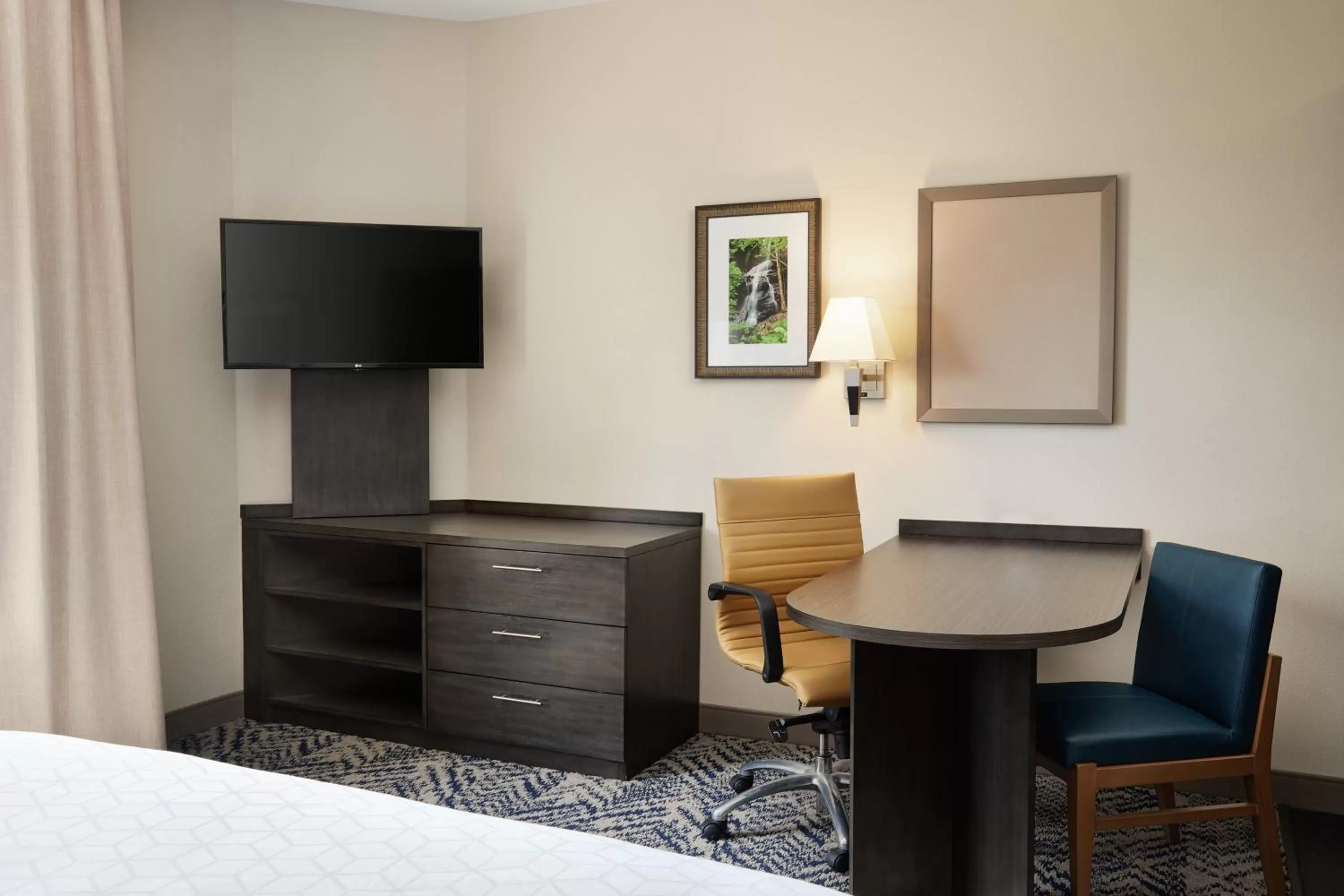 Photo of the whole room, Bed in Candlewood Suites Charleston-Northwoods by IHG