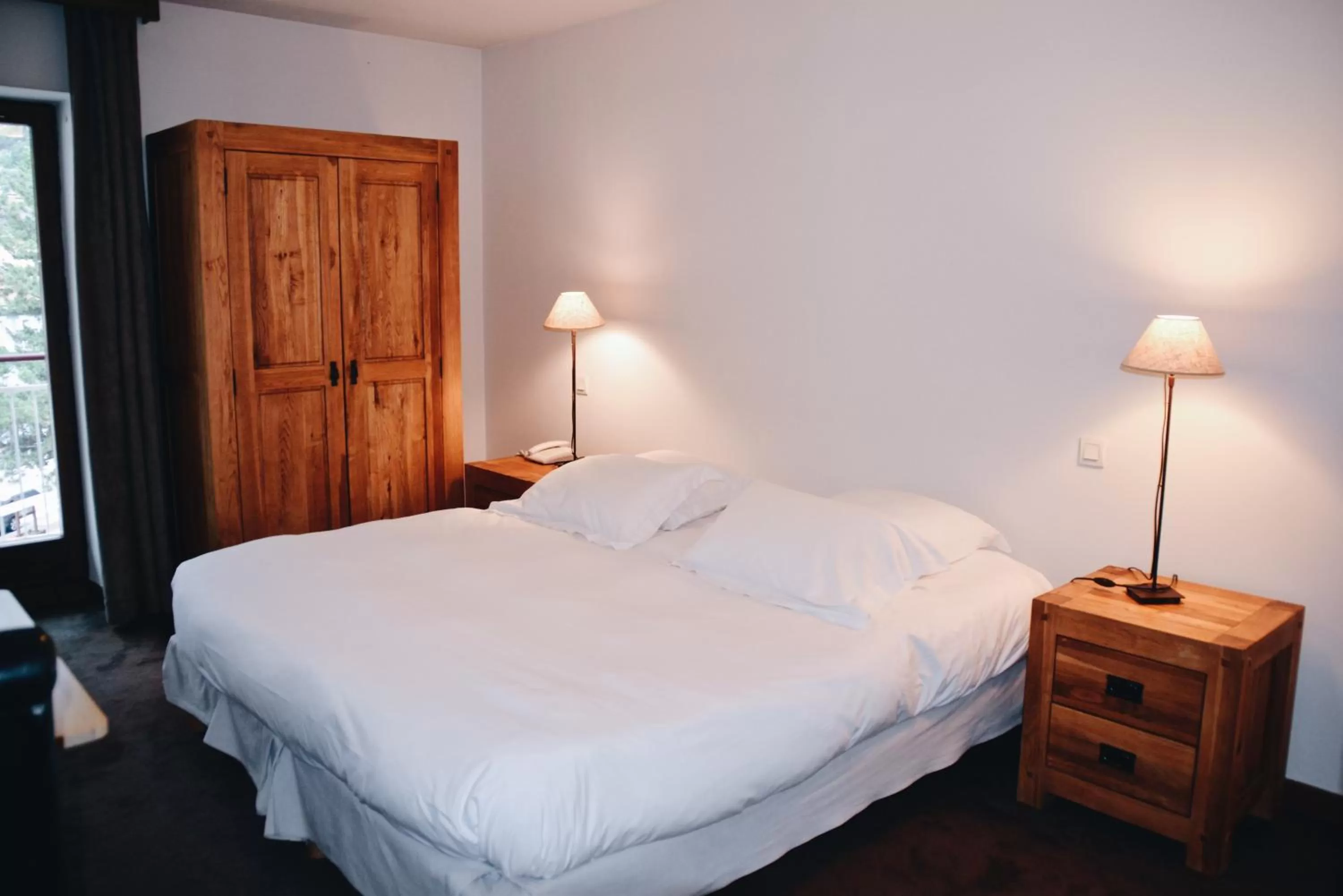 Photo of the whole room, Bed in Auberge de Savoie