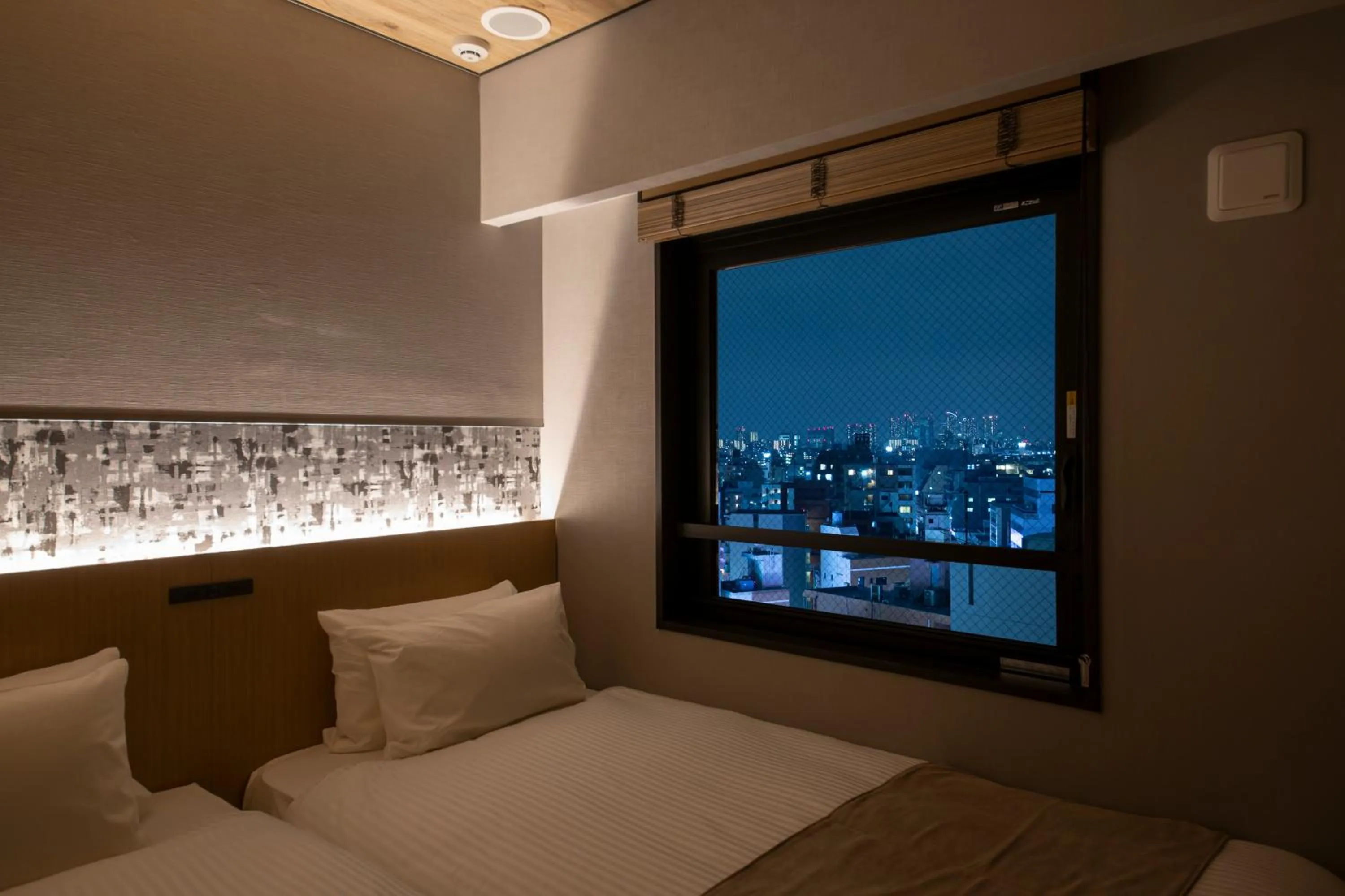 City view, Bed in HOTEL AMANEK Kamata-Eki Mae
