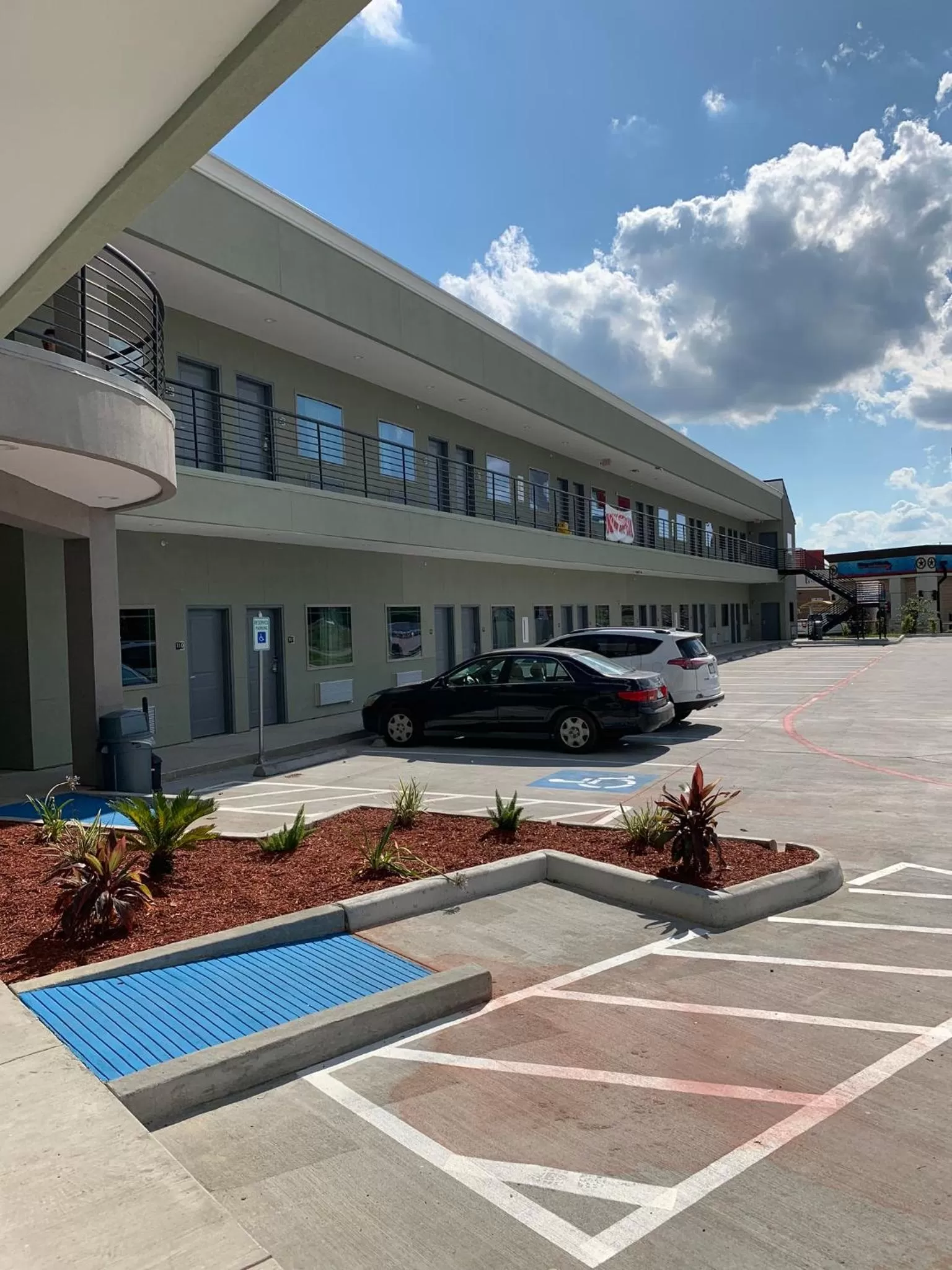 Property Building in Scottish Inns and Suites Scarsdale