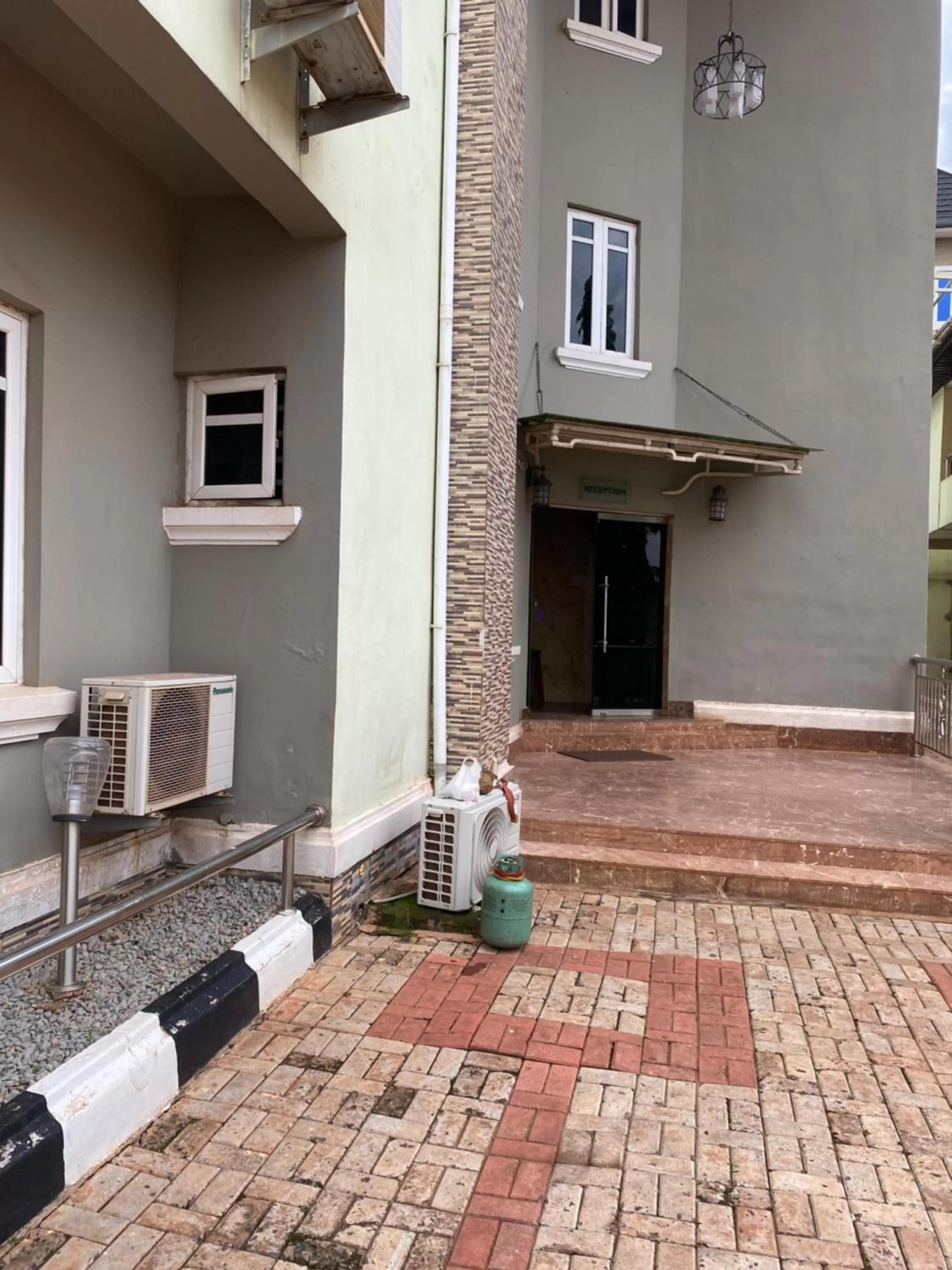 Nue-Crest Hotels & Suites