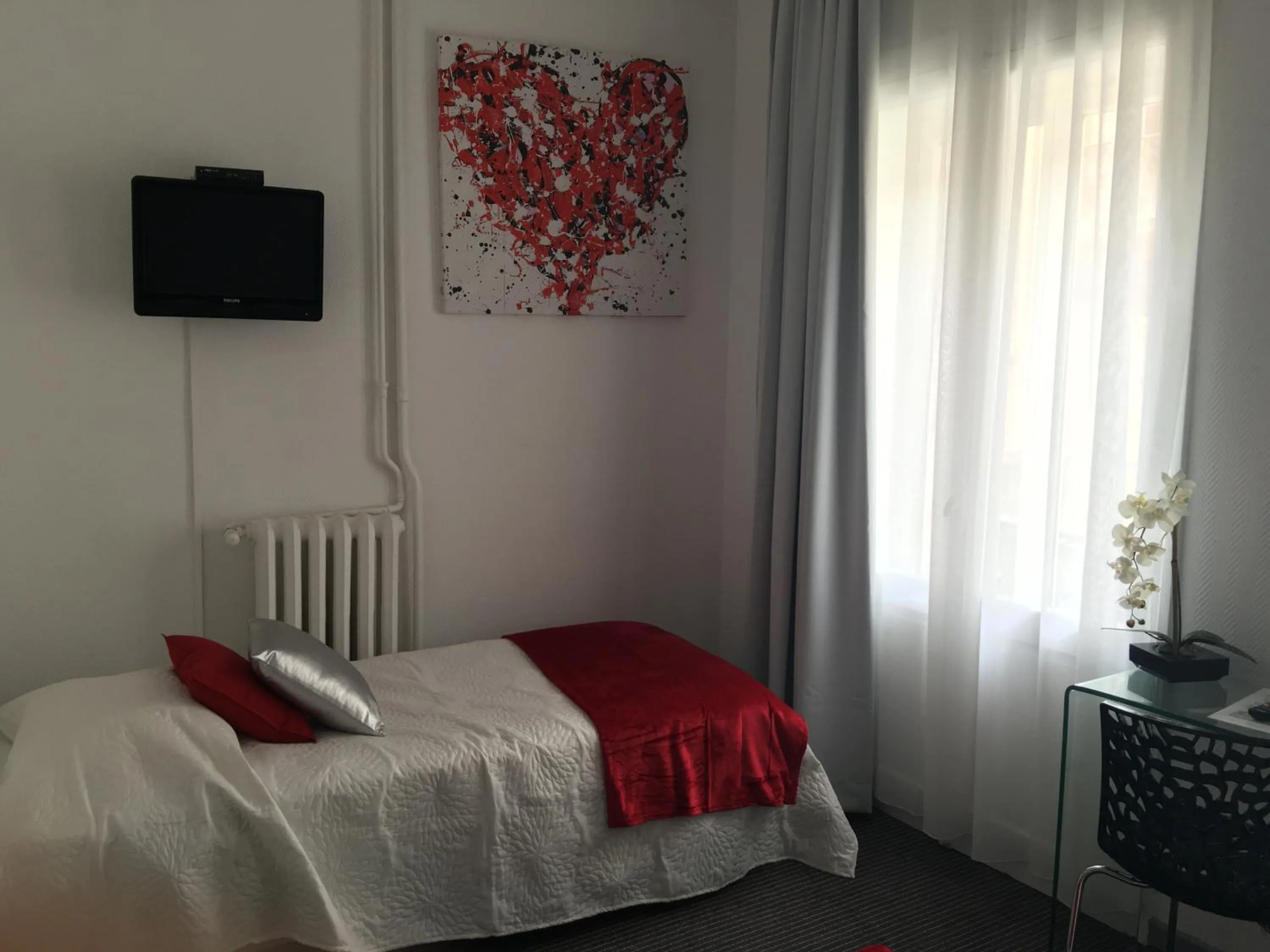 Bedroom, Bed in Hôtel Le Capitole