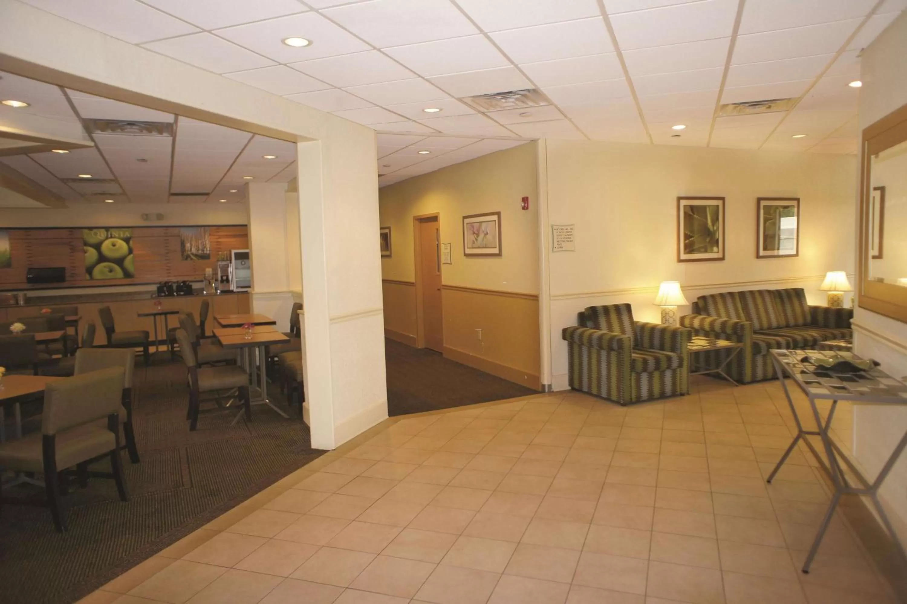 Lobby or reception in La Quinta by Wyndham Nashville Airport/Opryland