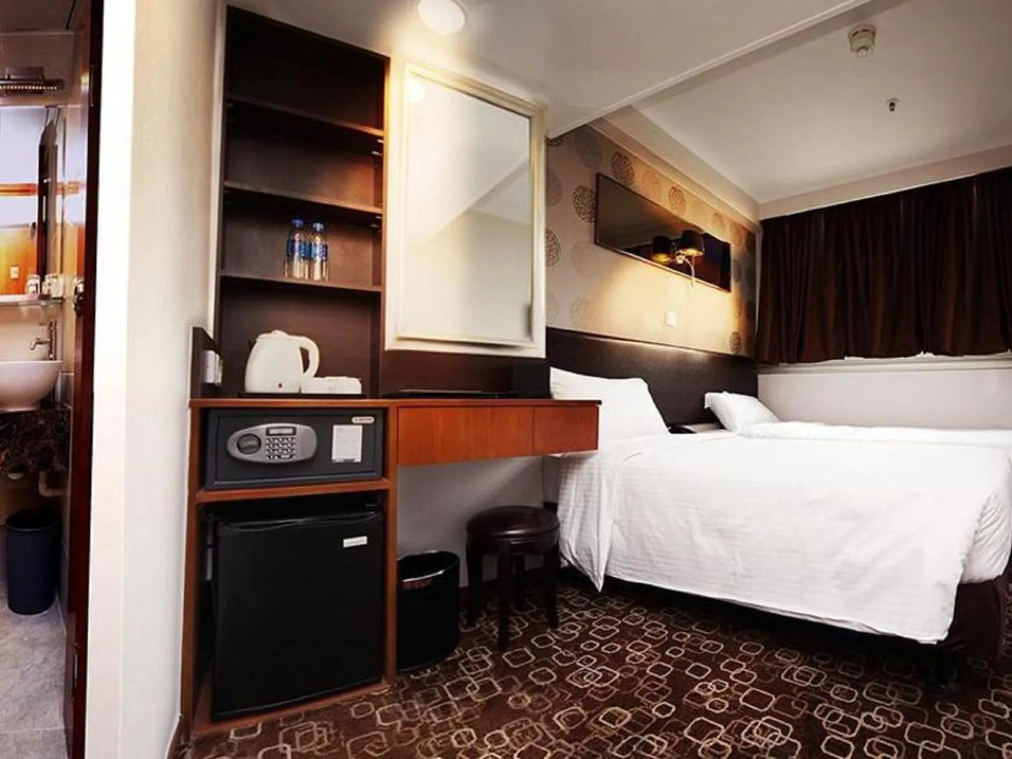 Photo of the whole room in Lander Hotel Prince Edward