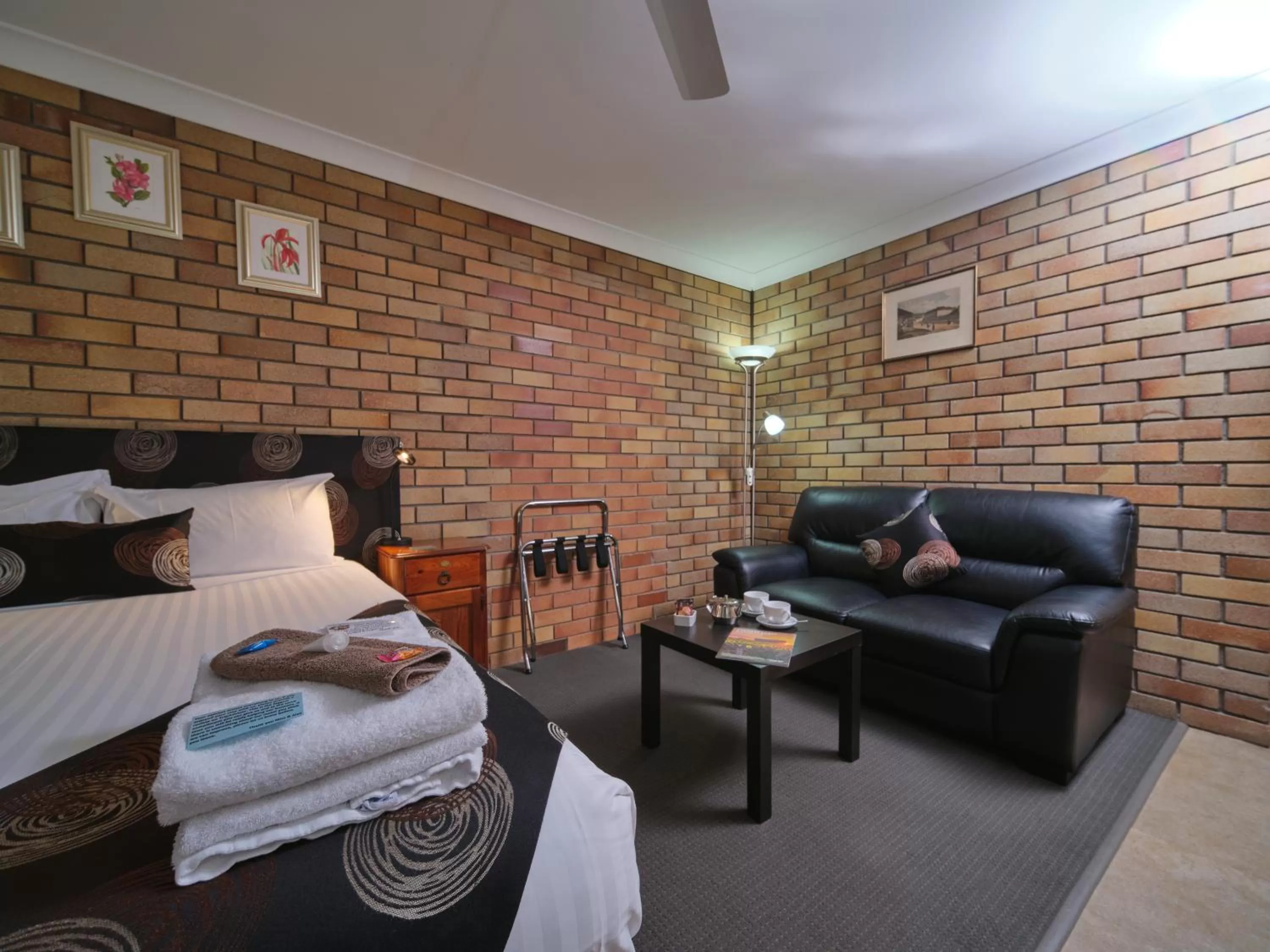 Coffee/tea facilities, Bed in City View Motel