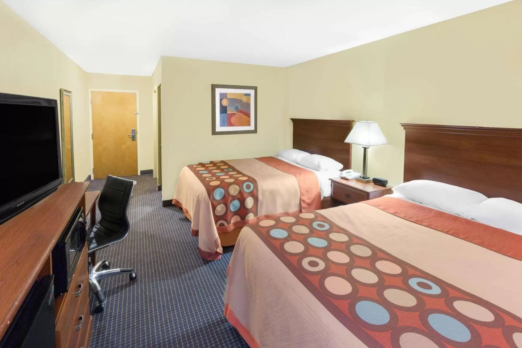 Photo of the whole room, Bed in Super 8 by Wyndham Hattiesburg South
