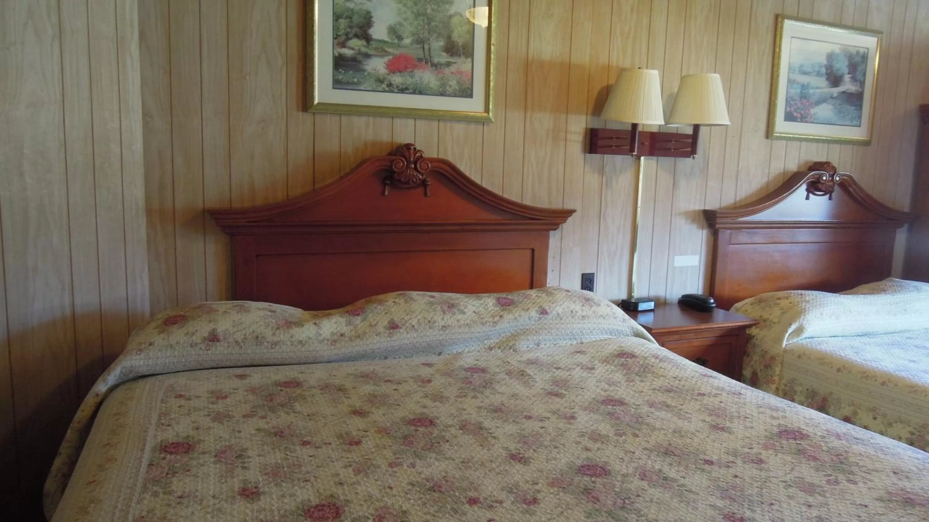 Bed in Swiss Chalets Motel