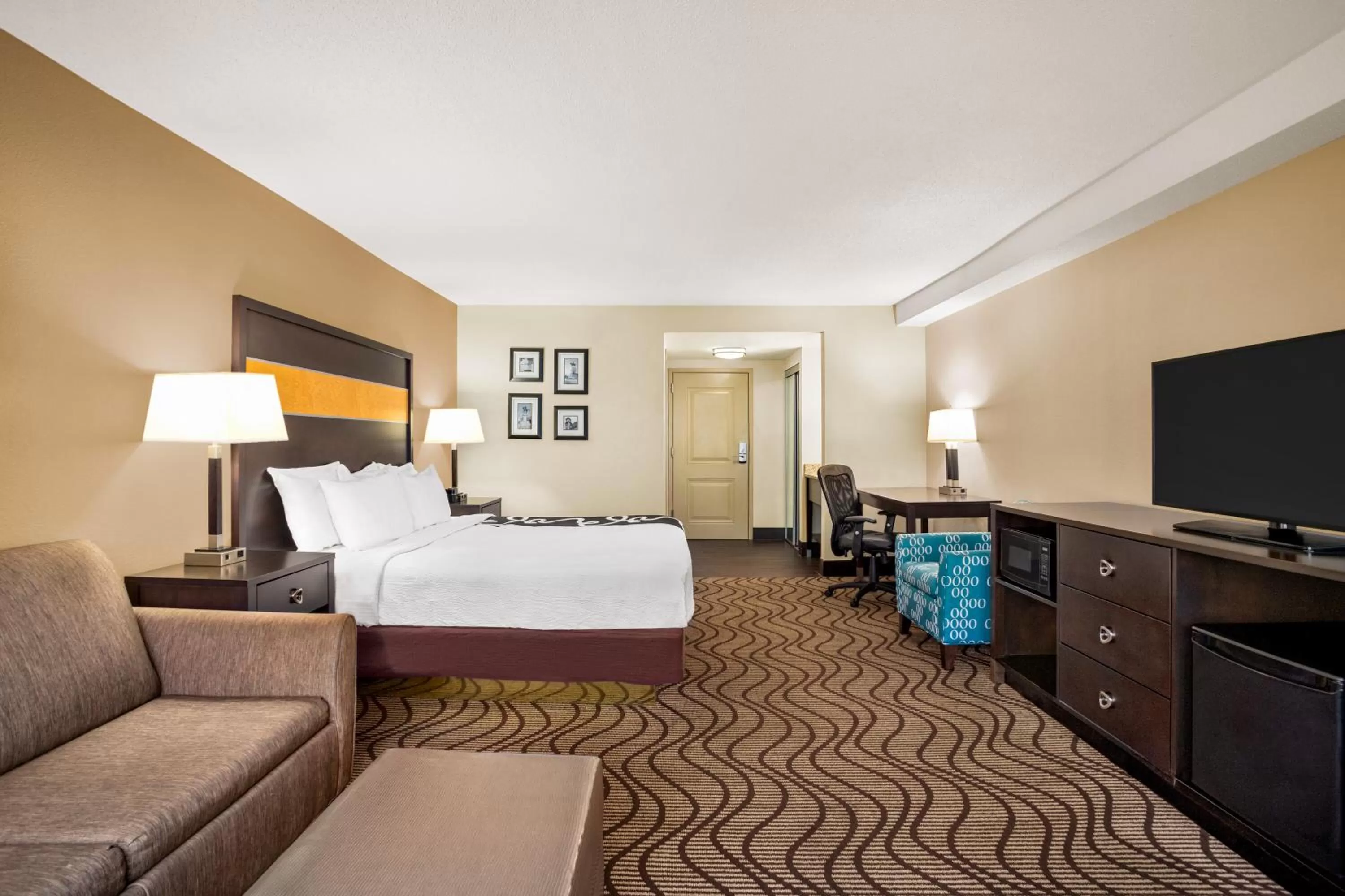 Bed in La Quinta Inn & Suites by Wyndham Richmond-Midlothian