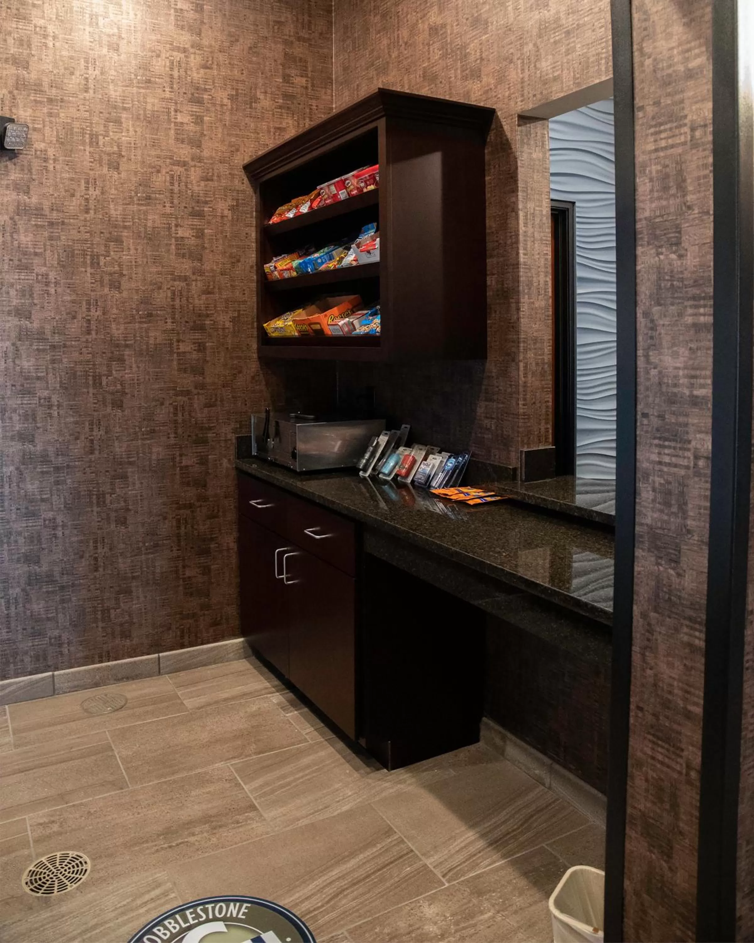 On-site shops in Cobblestone Hotel & Suites - Two Rivers