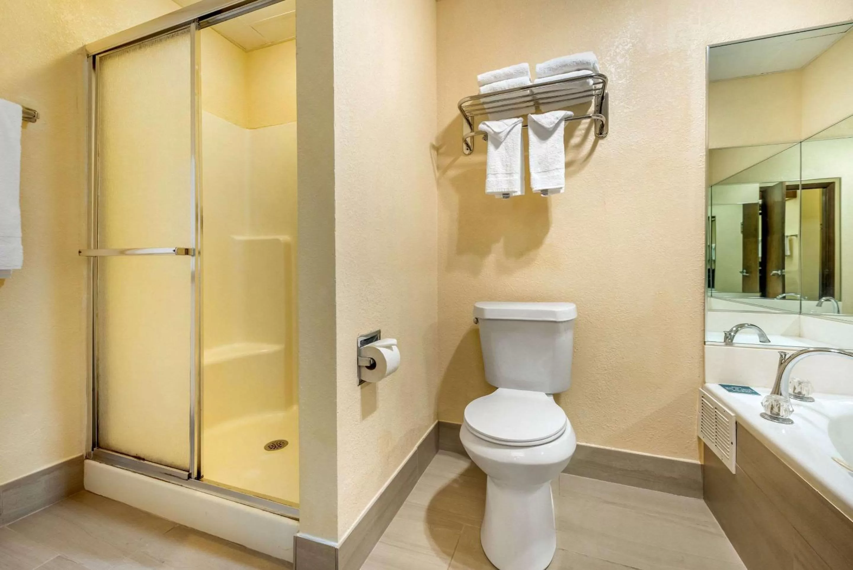 Bedroom, Bathroom in Quality Inn Louisville