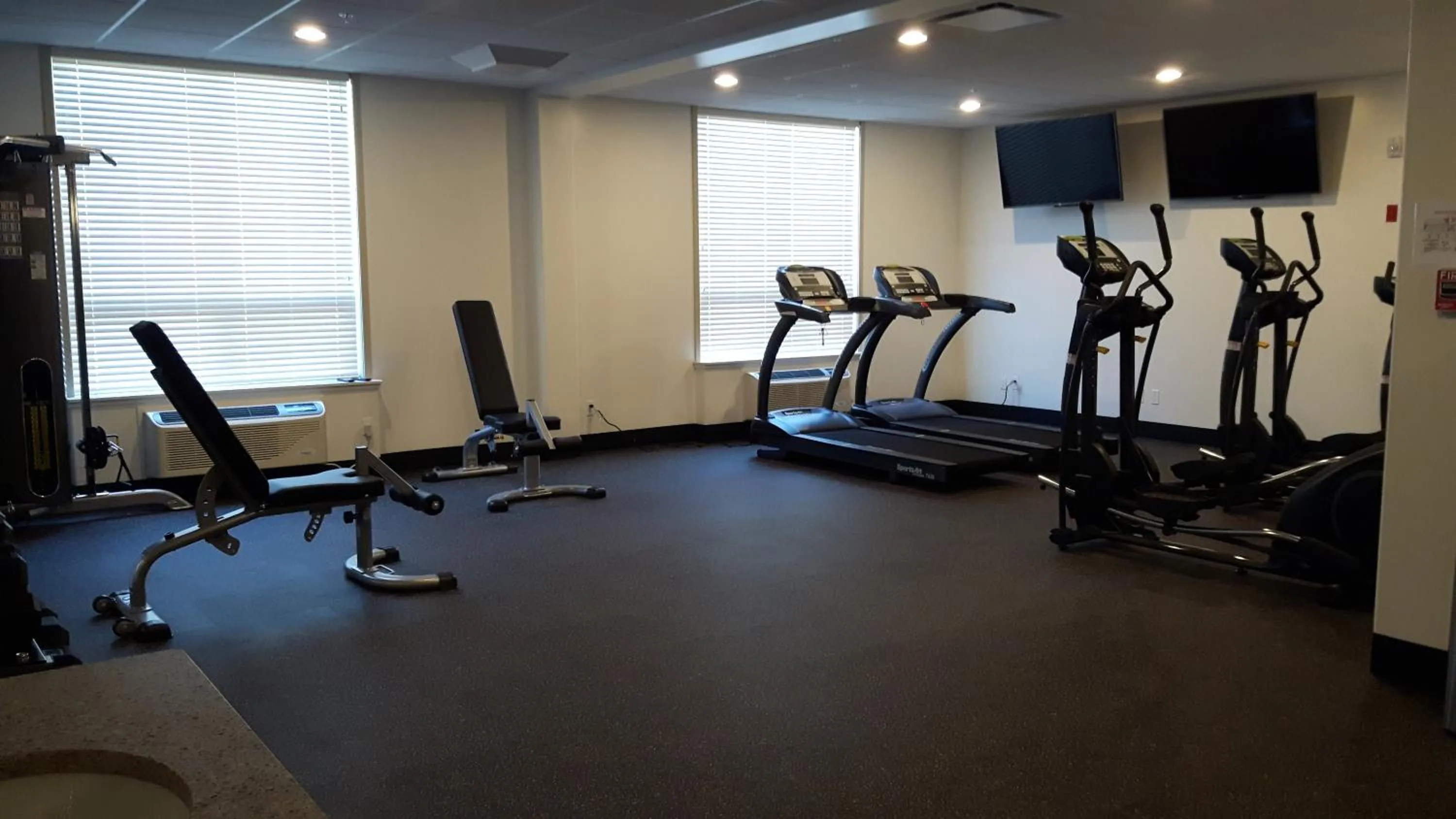 Fitness centre/facilities in Encore Suites by Service Plus Inns