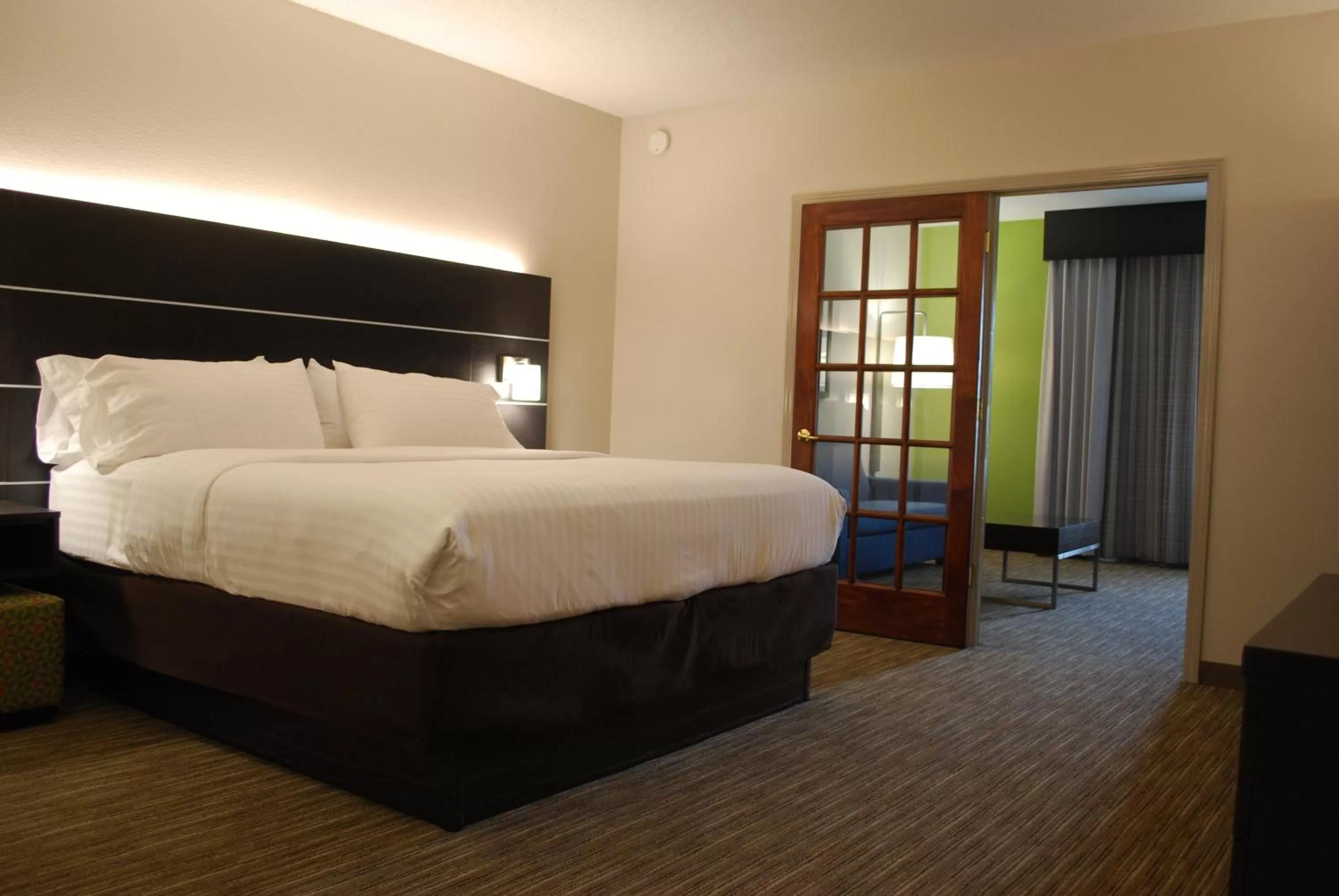 Photo of the whole room, Bed in Holiday Inn Express Hotel & Suites Kingsport-Meadowview I-26 by IHG