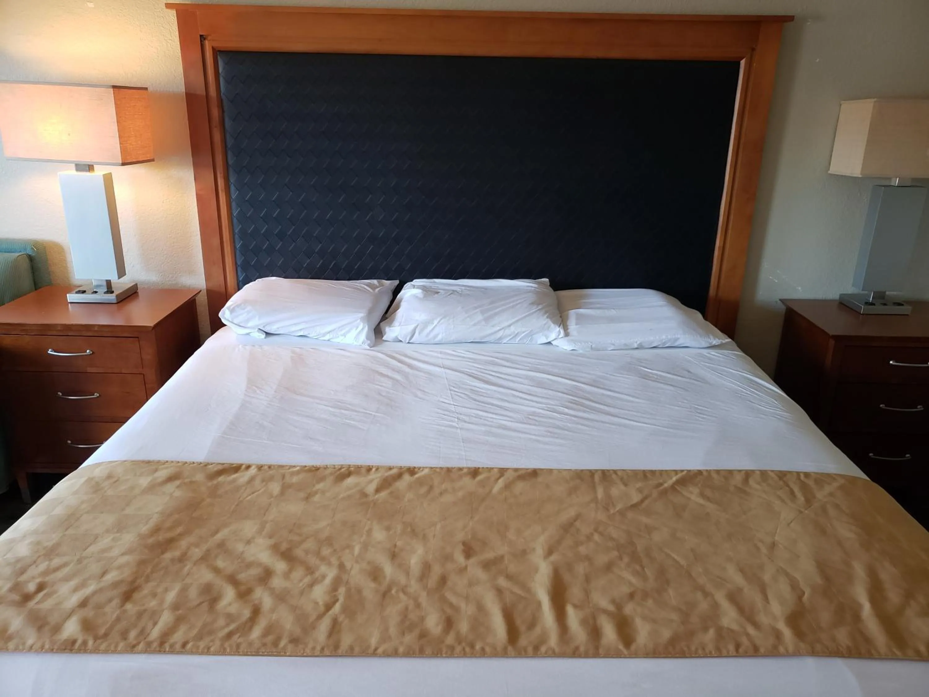 Bed in Knights Inn Kissimmee