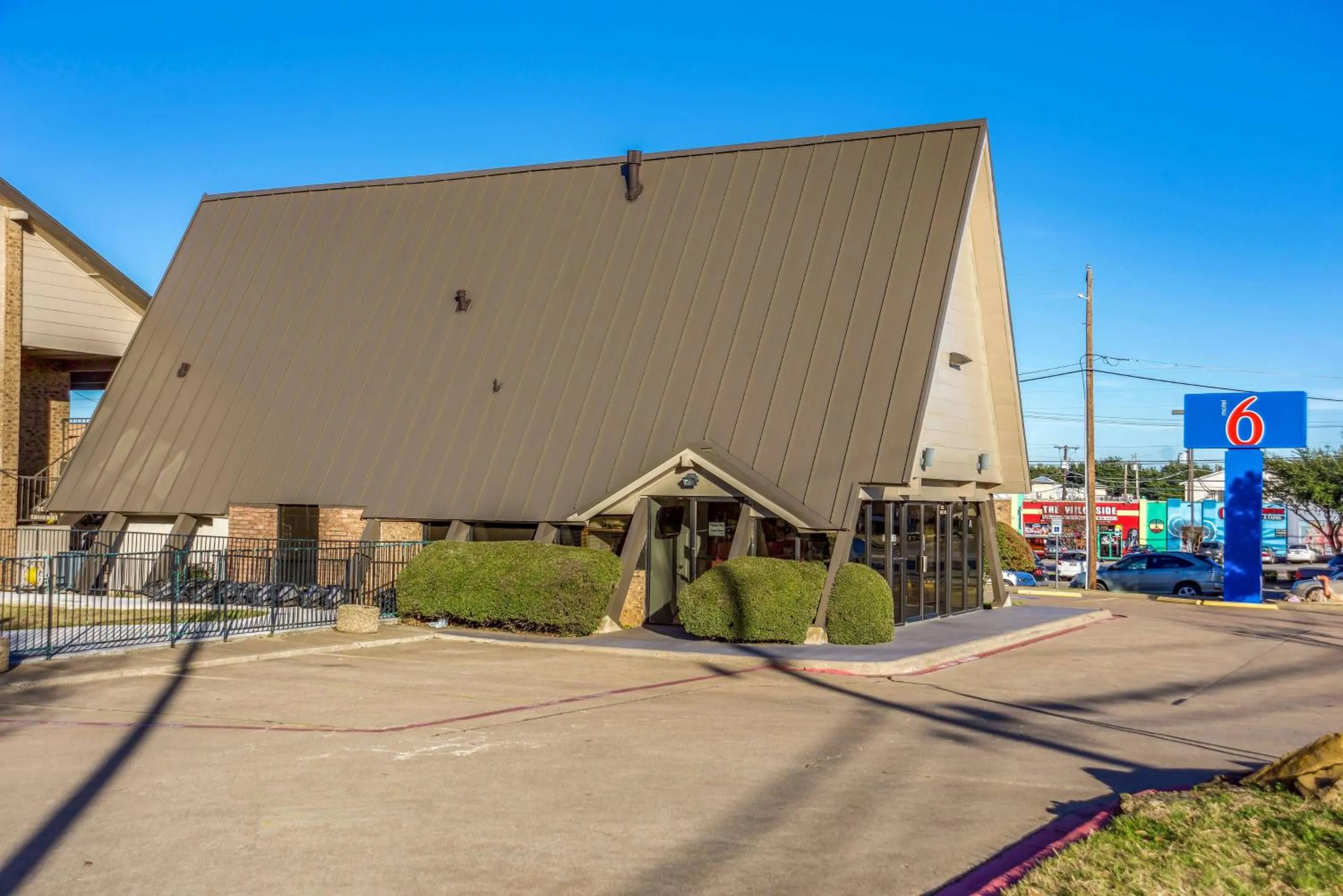 Property building in Motel 6-Arlington, TX - UTA