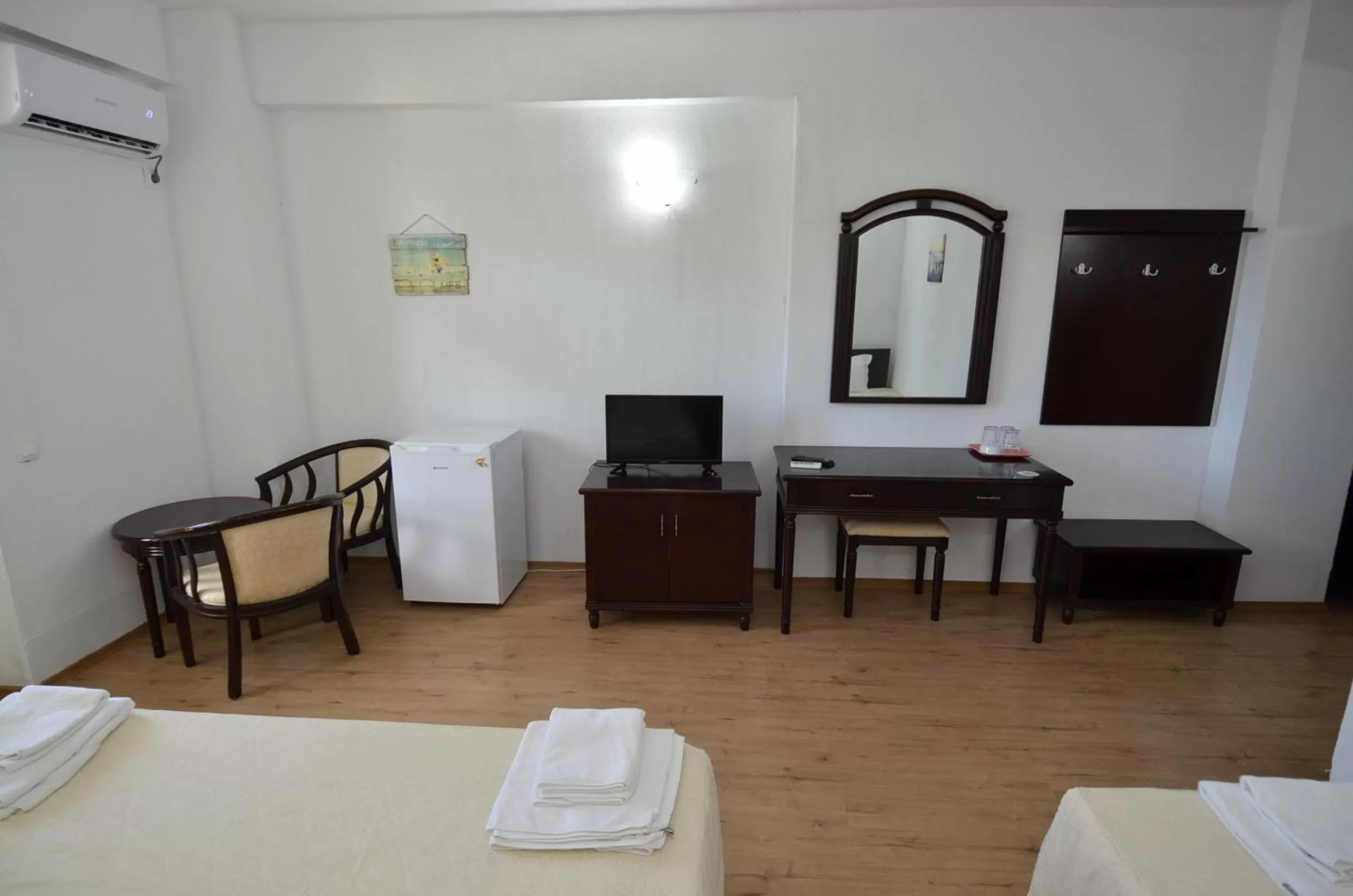 Photo of the whole room, Bed in Perla