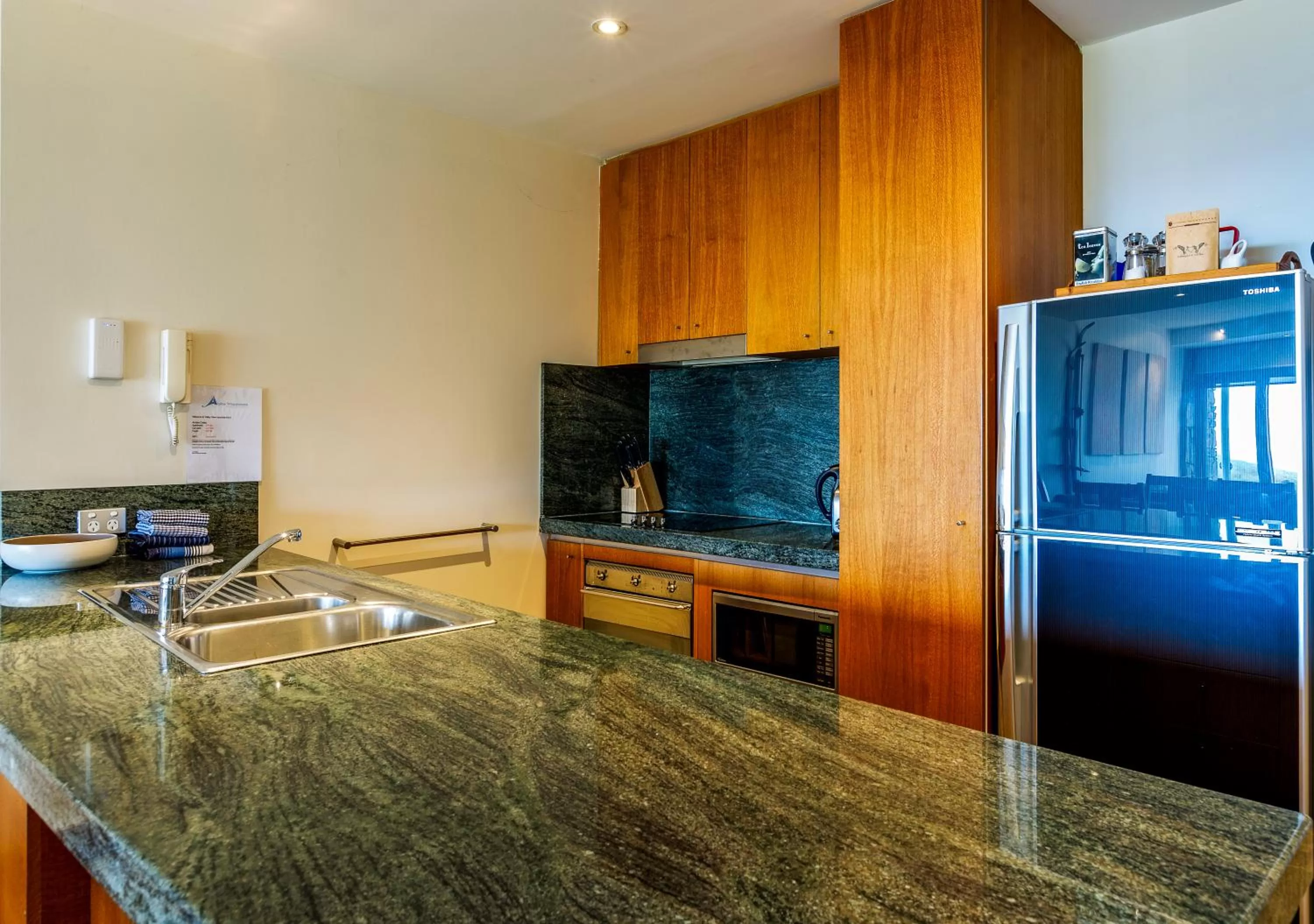 Kitchen or kitchenette, Kitchen/Kitchenette in Alpine Woodsmoke Apartments