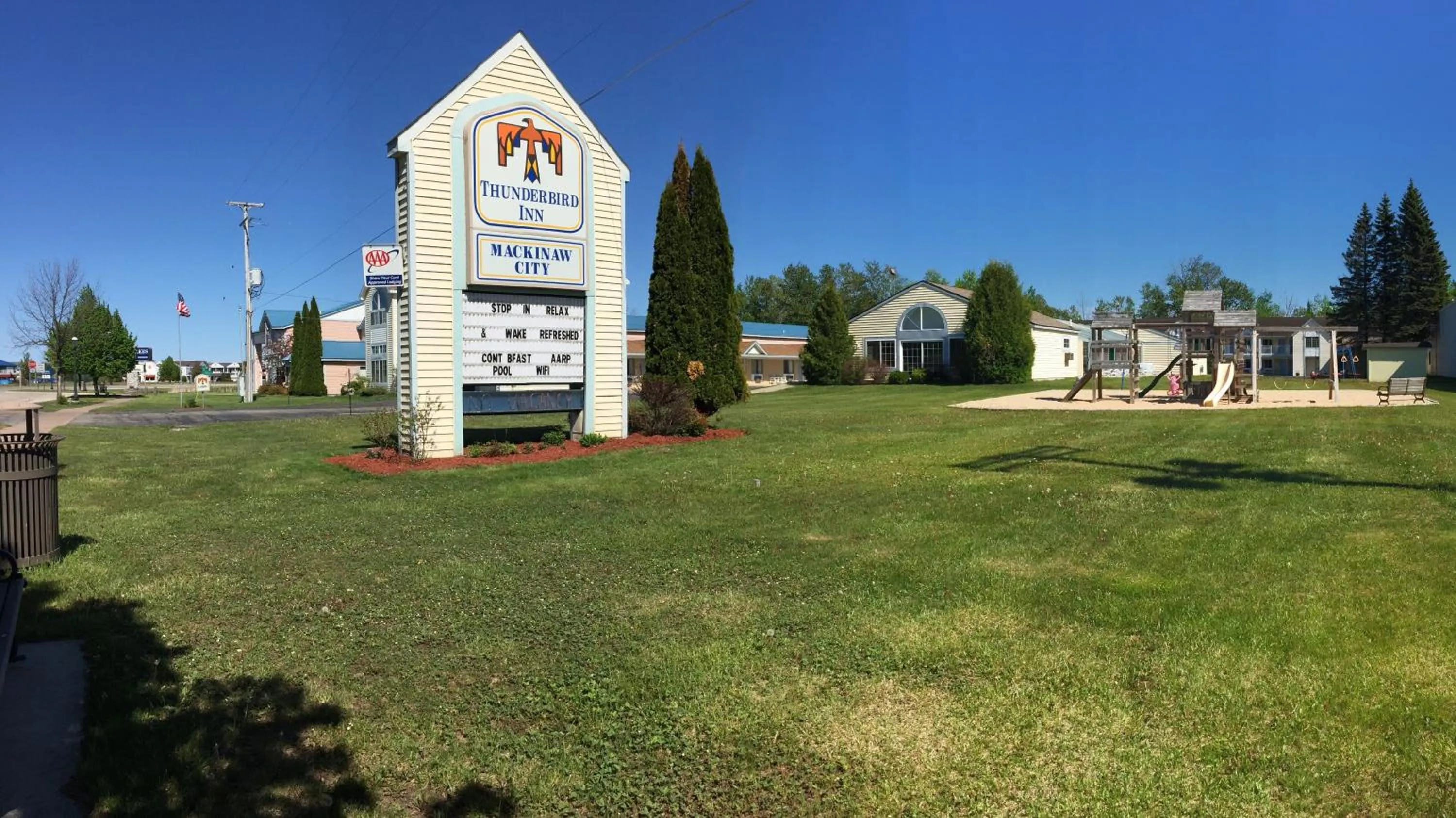 Facade/entrance in Thunderbird Inn of Mackinaw City