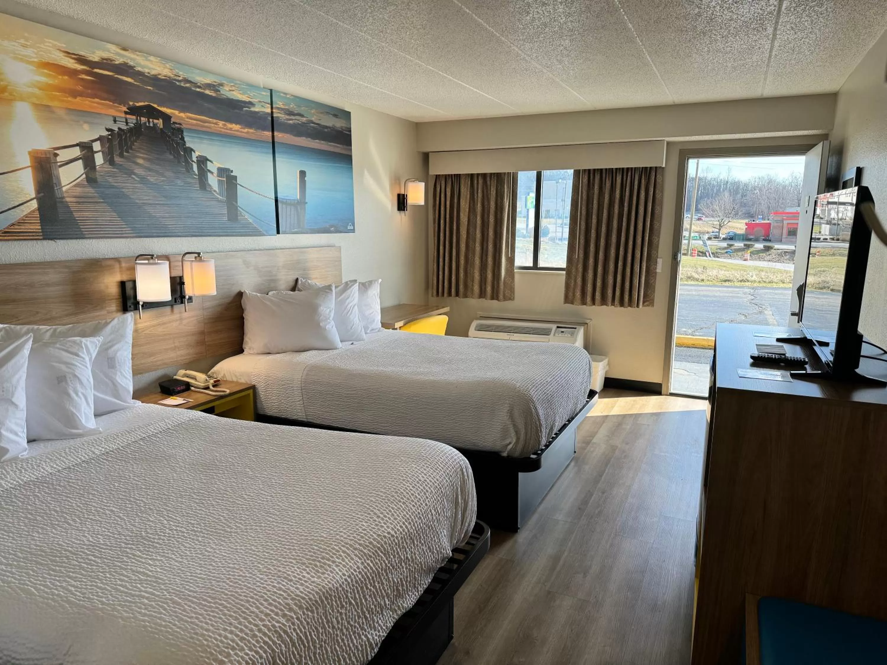 Bedroom in Days Inn by Wyndham Cloverdale Greencastle