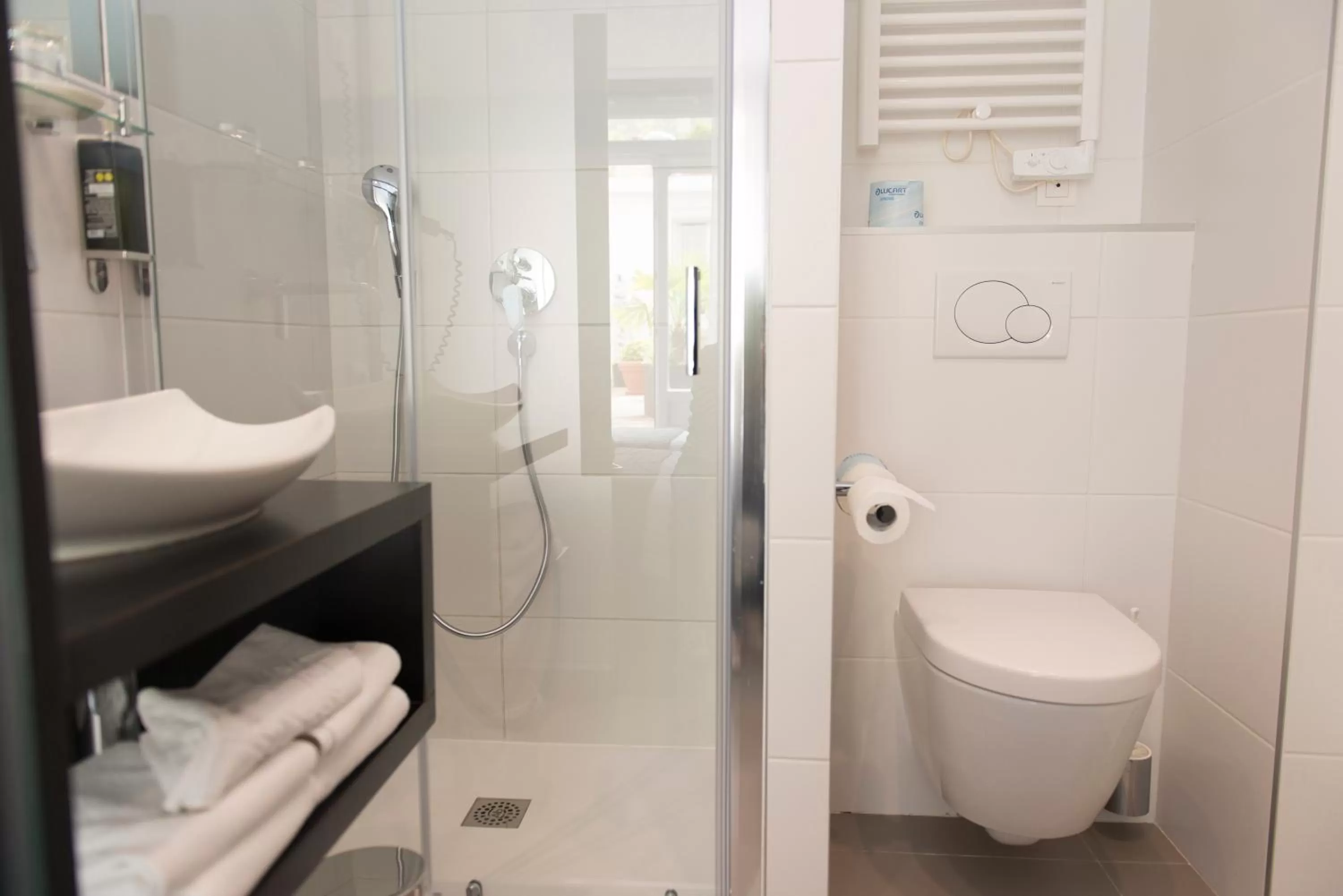 Shower in Hôtel Astoria