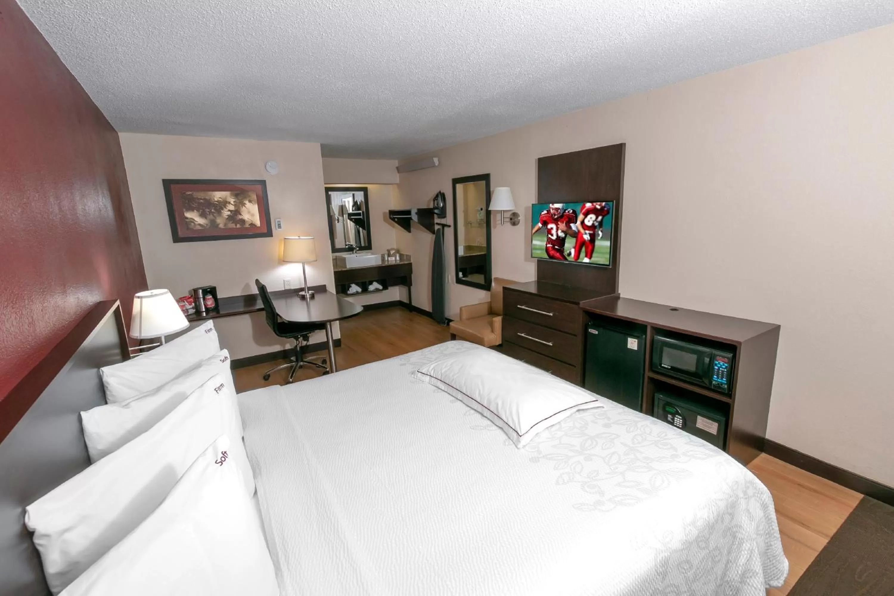 Photo of the whole room, Bed in Red Roof Inn PLUS+ St. Louis - Forest Park / Hampton Ave.