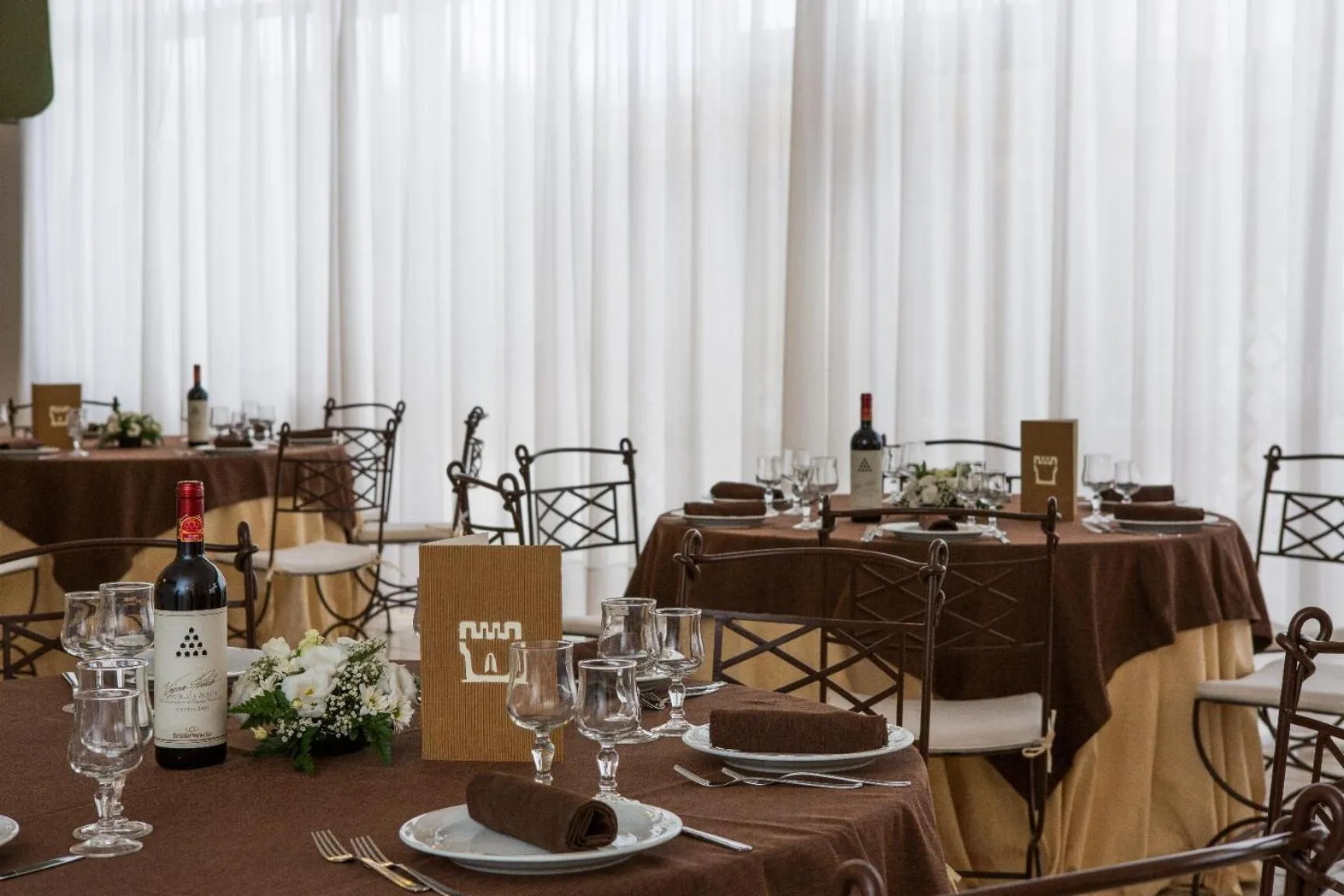 Restaurant/places to eat in Hotel Ramapendula