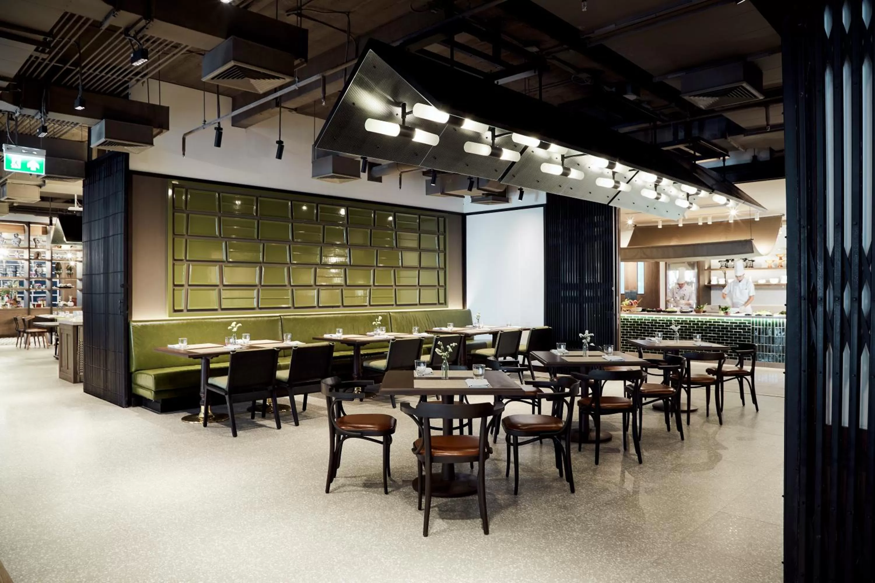 Restaurant/places to eat in Montien Hotel Surawong Bangkok