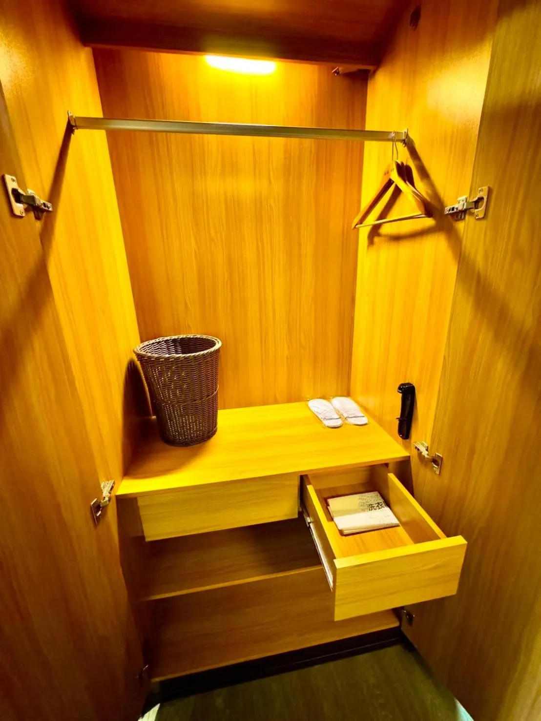 wardrobe, Bathroom in Best Hotel