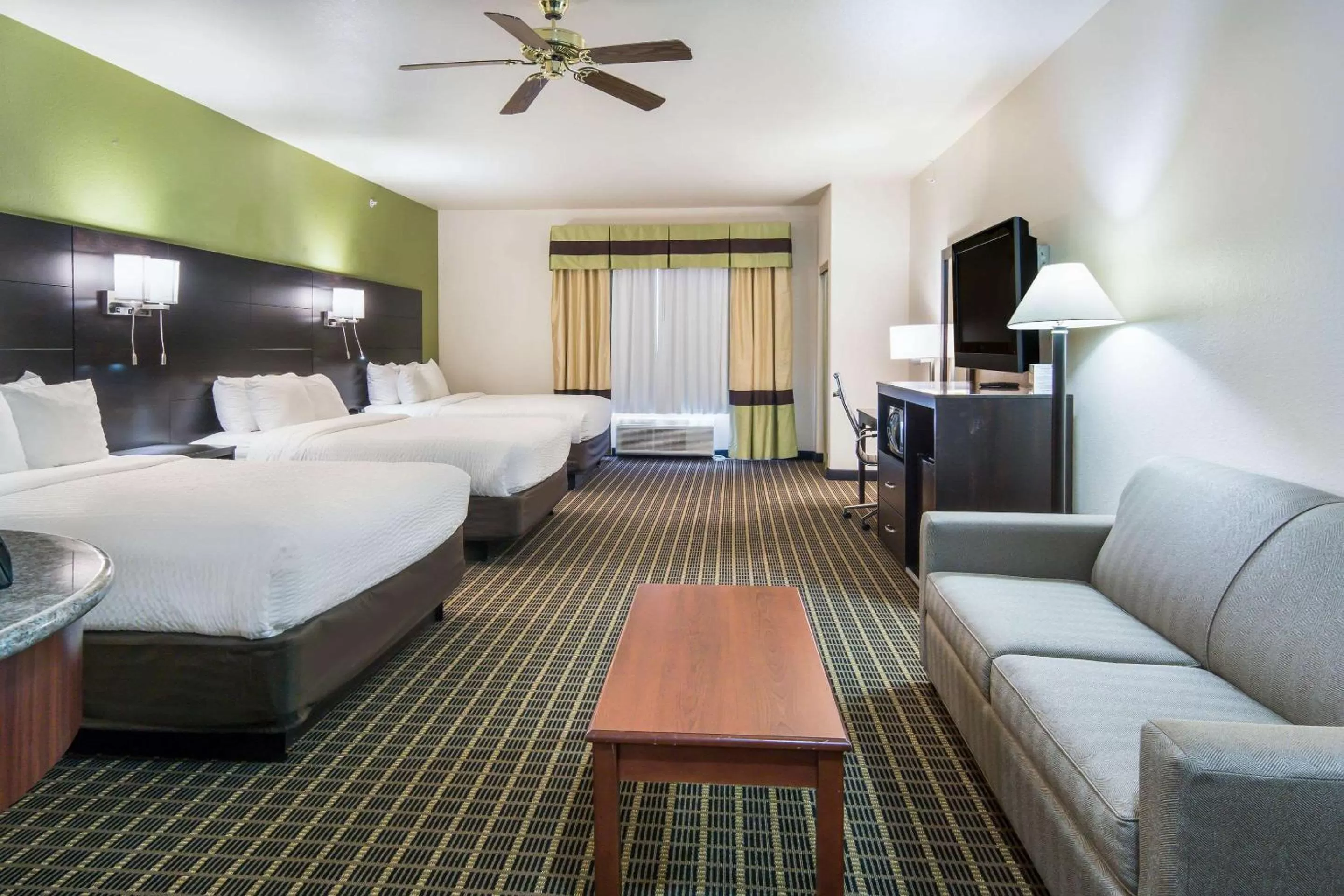 Photo of the whole room, Bed in Clarion Inn & Suites Weatherford South