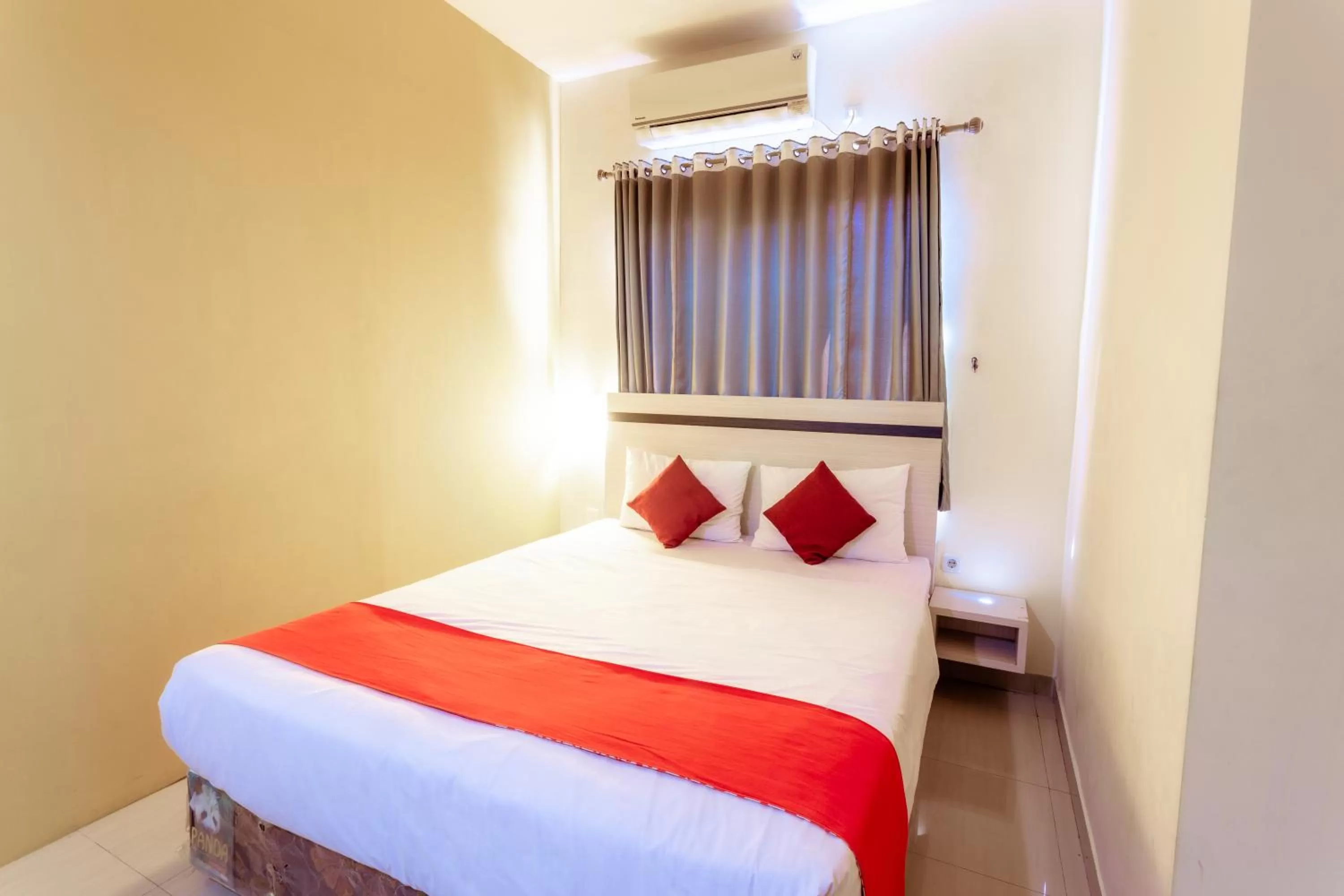 Bed in Pratisarawirya Guesthouse by ecommerceloka