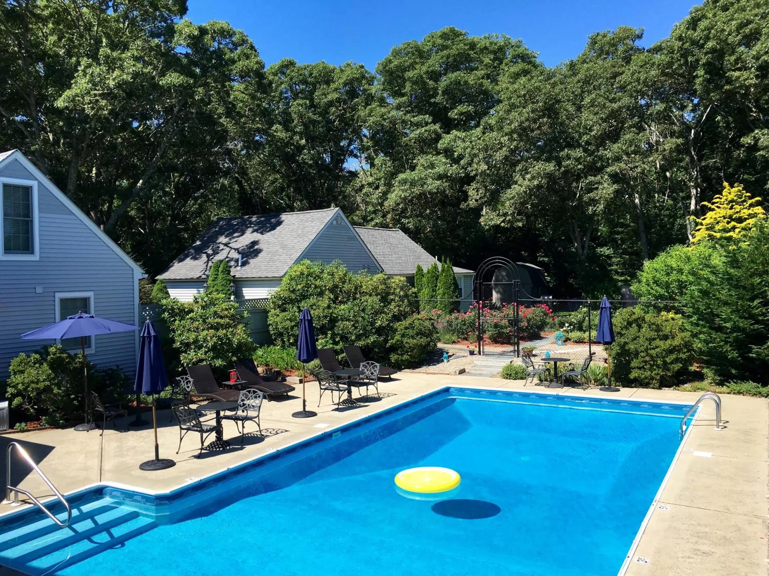 Swimming pool, Property Building in The Platinum Pebble Boutique Inn - Adults Only Property